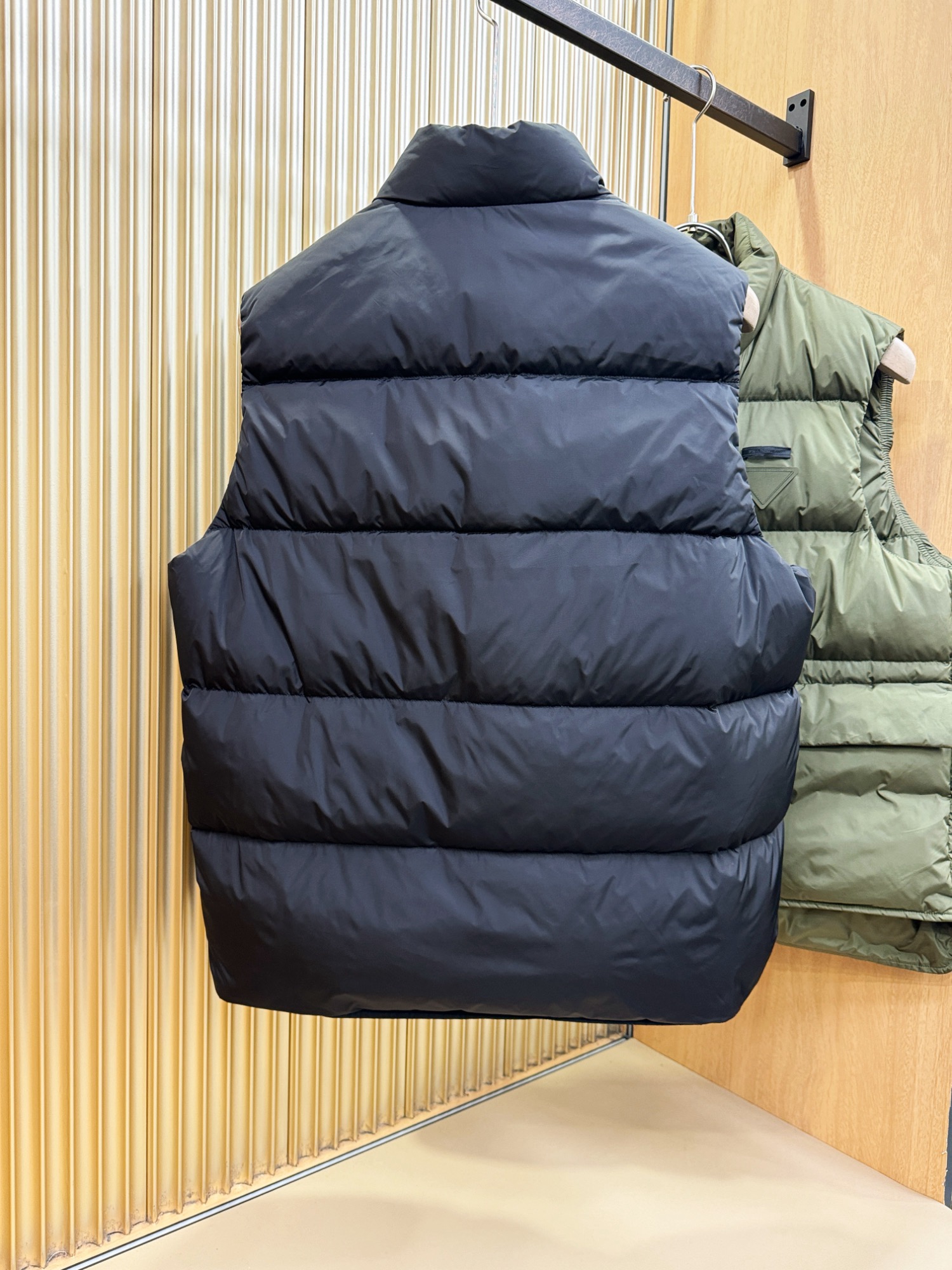 高版本 爆款马甲 PRADA 普拉达 2025新款羽绒马甲 秀场新品，品相非常完美，专柜高科技防水面料，