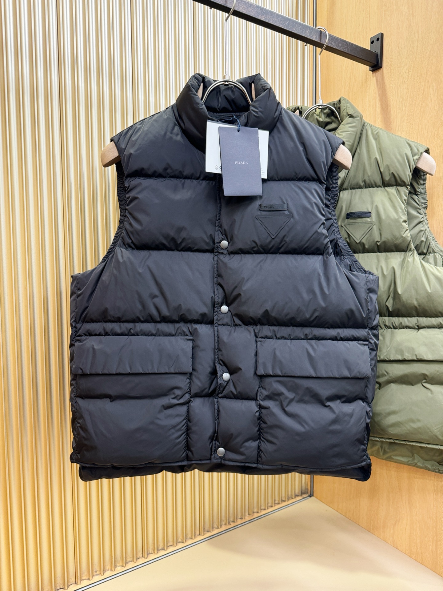 高版本 爆款马甲 PRADA 普拉达 2025新款羽绒马甲 秀场新品，品相非常完美，专柜高科技防水面料，