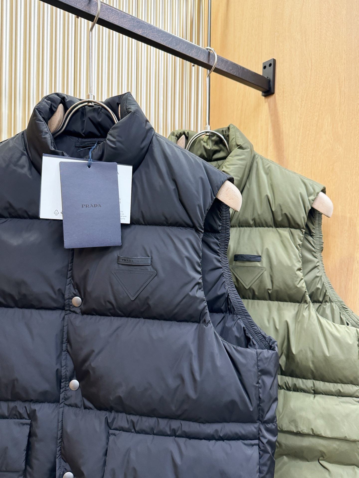 高版本 爆款马甲 PRADA 普拉达 2025新款羽绒马甲 秀场新品，品相非常完美，专柜高科技防水面料，