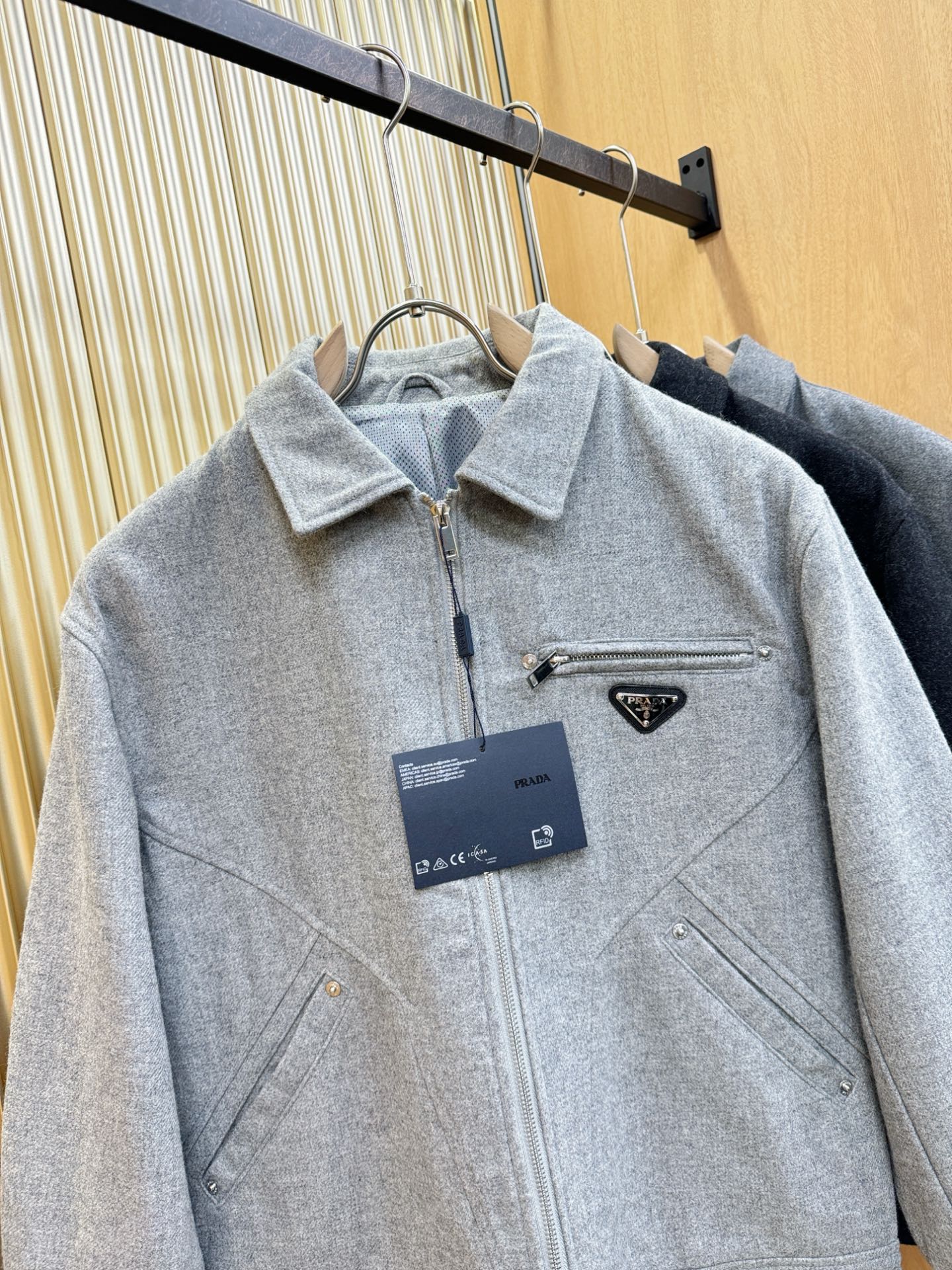 PRADA 普拉达 25ss秋冬新款毛呢外套，超A原单外套！甄选顶级羊毛呢子面料打造。搭配经典Logo设