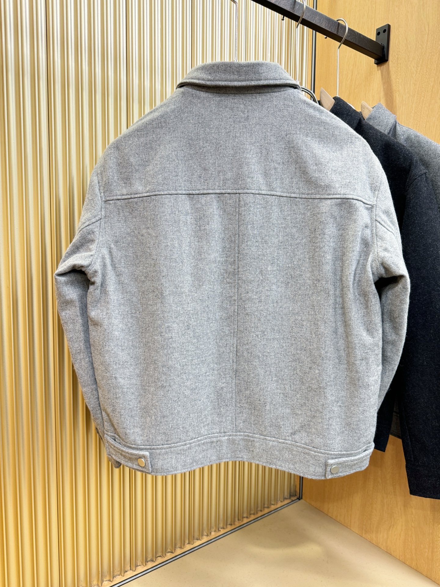 PRADA 普拉达 25ss秋冬新款毛呢外套，超A原单外套！甄选顶级羊毛呢子面料打造。搭配经典Logo设