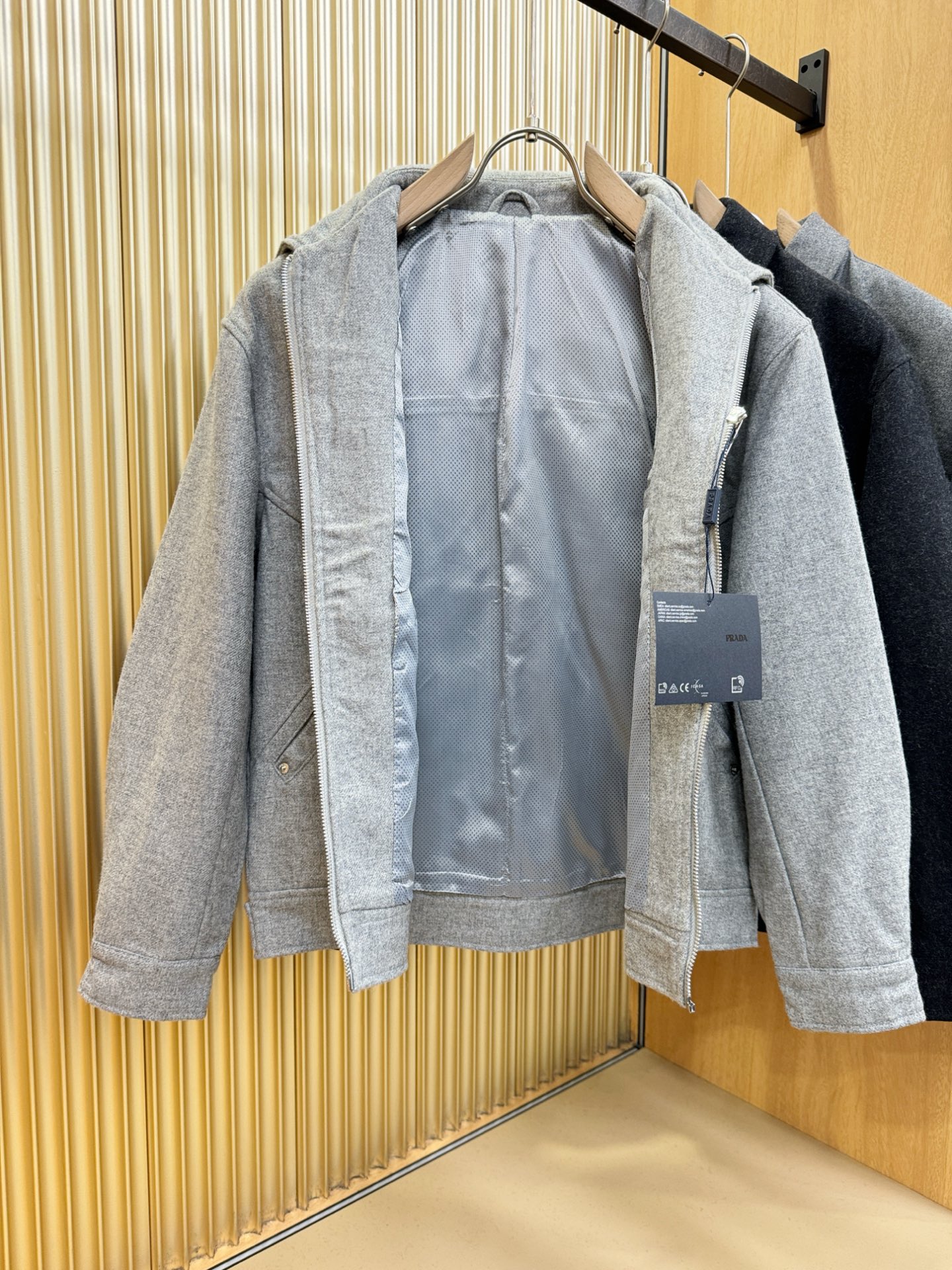 PRADA 普拉达 25ss秋冬新款毛呢外套，超A原单外套！甄选顶级羊毛呢子面料打造。搭配经典Logo设