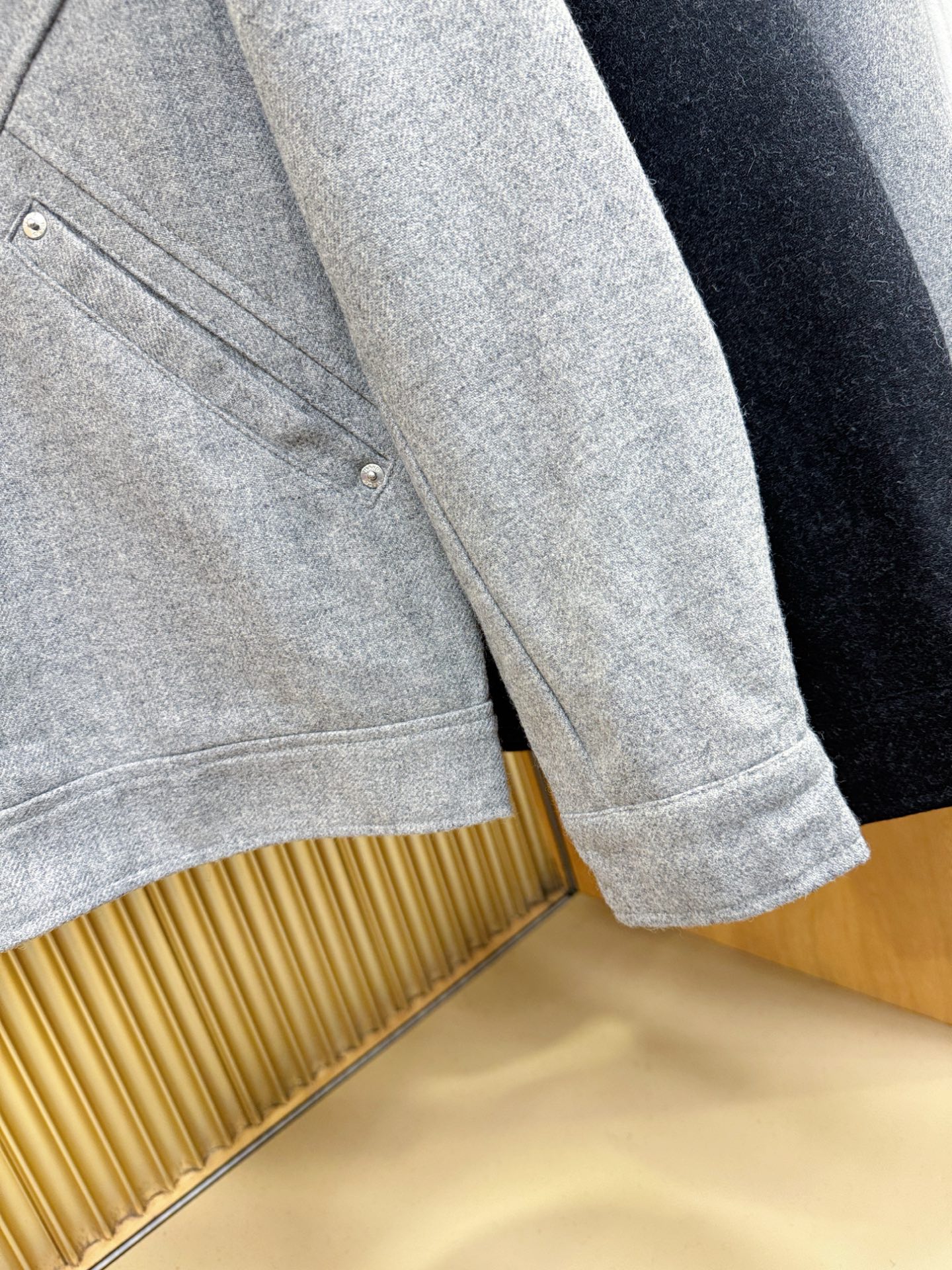 PRADA 普拉达 25ss秋冬新款毛呢外套，超A原单外套！甄选顶级羊毛呢子面料打造。搭配经典Logo设