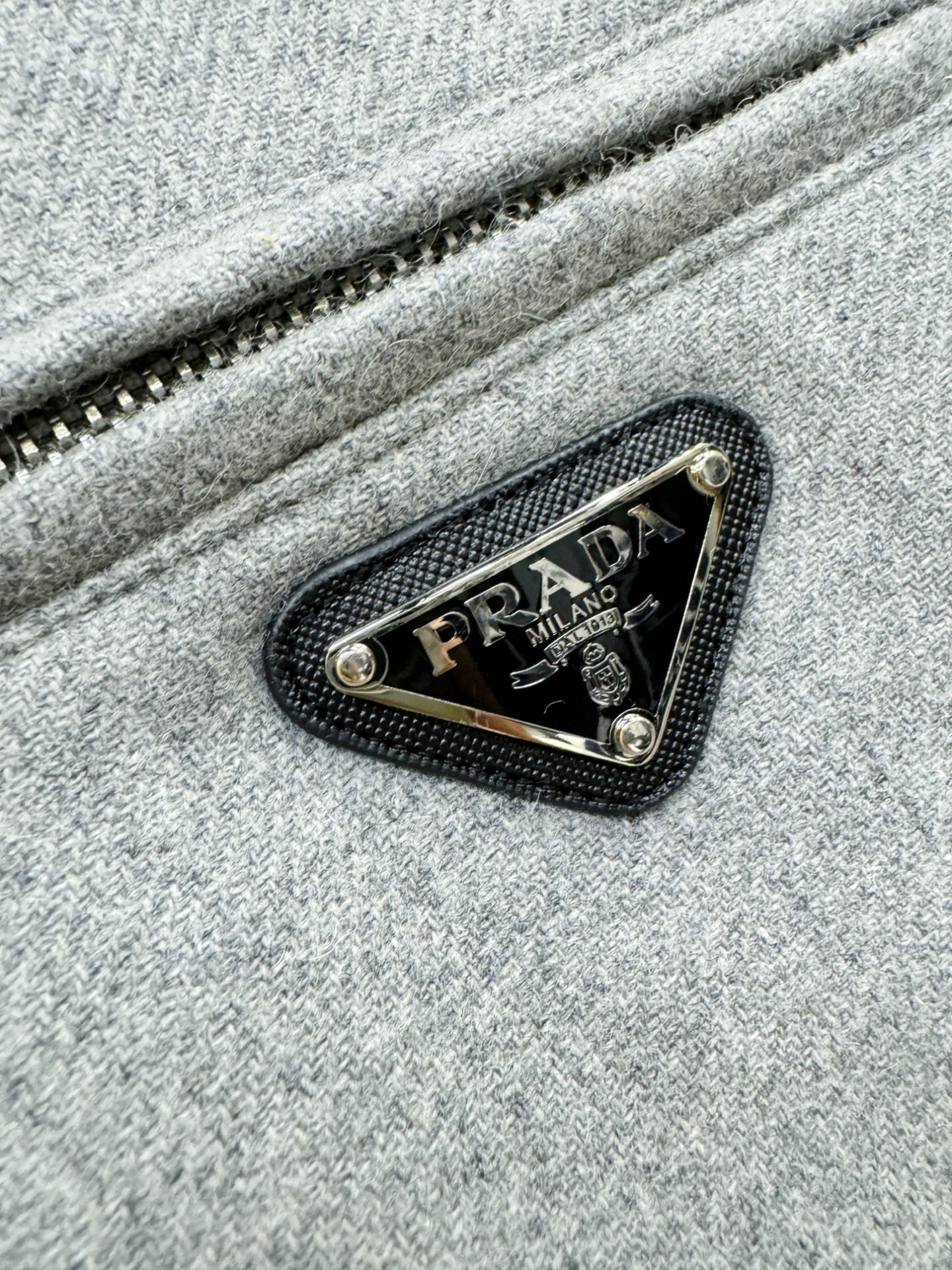 PRADA 普拉达 25ss秋冬新款毛呢外套，超A原单外套！甄选顶级羊毛呢子面料打造。搭配经典Logo设