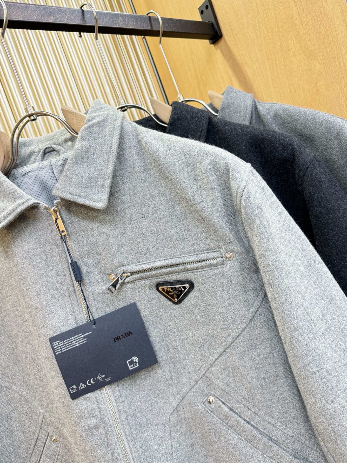 PRADA 普拉达 25ss秋冬新款毛呢外套，超A原单外套！甄选顶级羊毛呢子面料打造。搭配经典Logo设