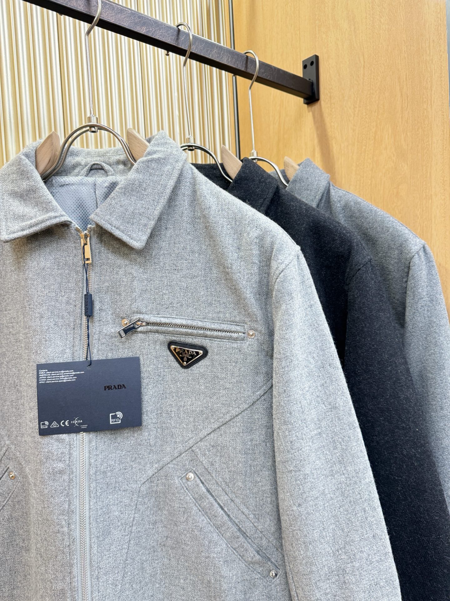 PRADA 普拉达 25ss秋冬新款毛呢外套，超A原单外套！甄选顶级羊毛呢子面料打造。搭配经典Logo设