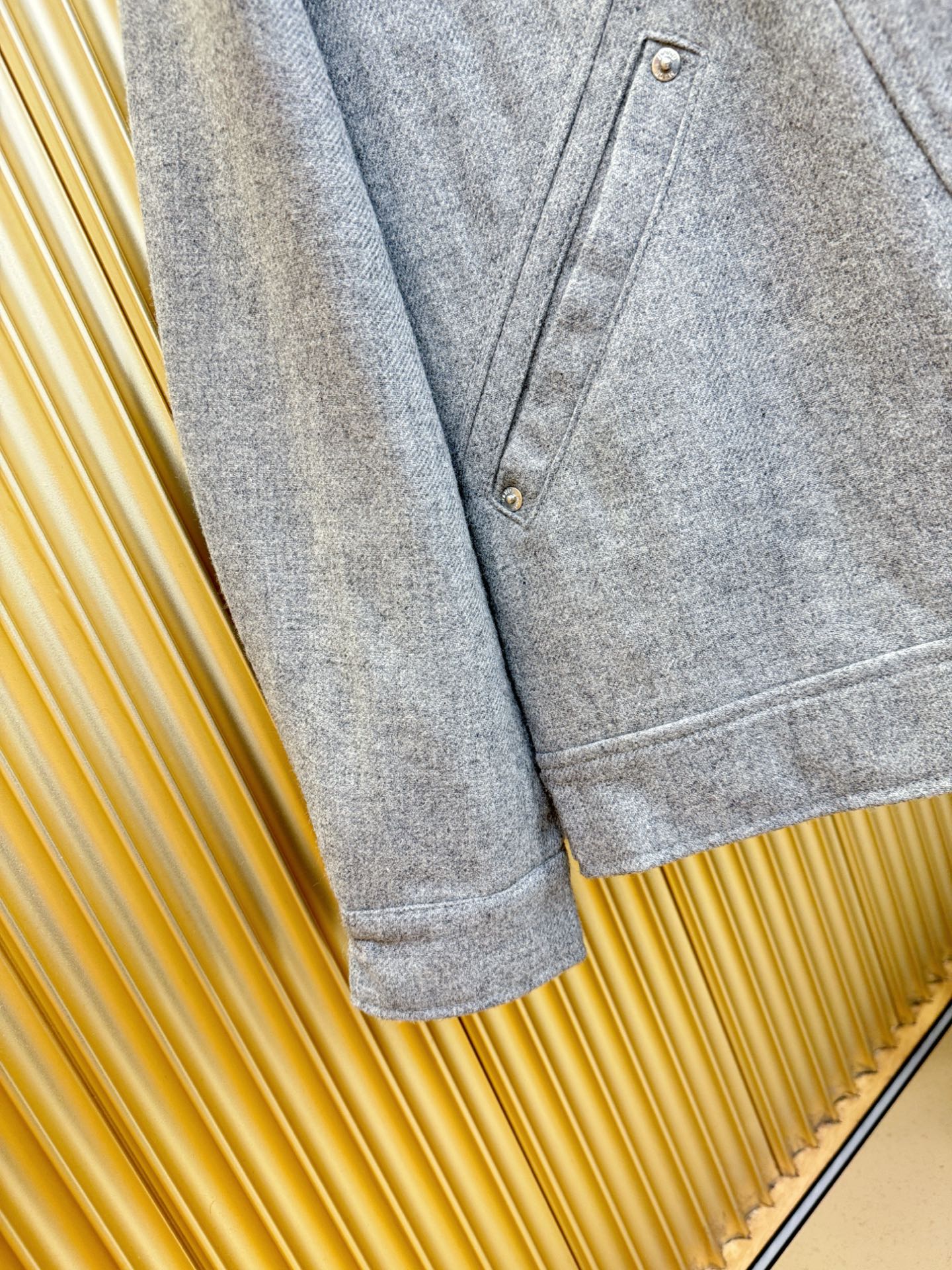 PRADA 普拉达 25ss秋冬新款毛呢外套，超A原单外套！甄选顶级羊毛呢子面料打造。搭配经典Logo设