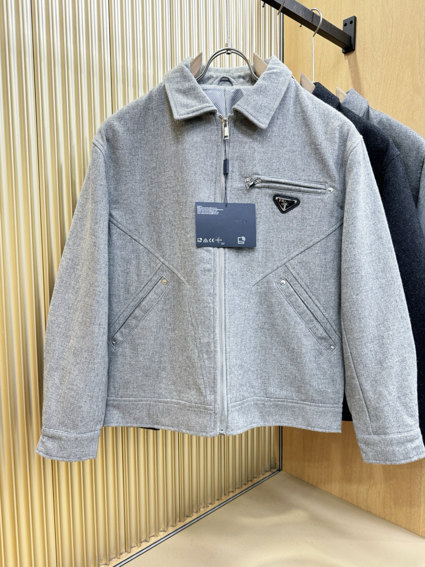 PRADA 普拉达 25ss秋冬新款毛呢外套，超A原单外套！甄选顶级羊毛呢子面料打造。搭配经典Logo设