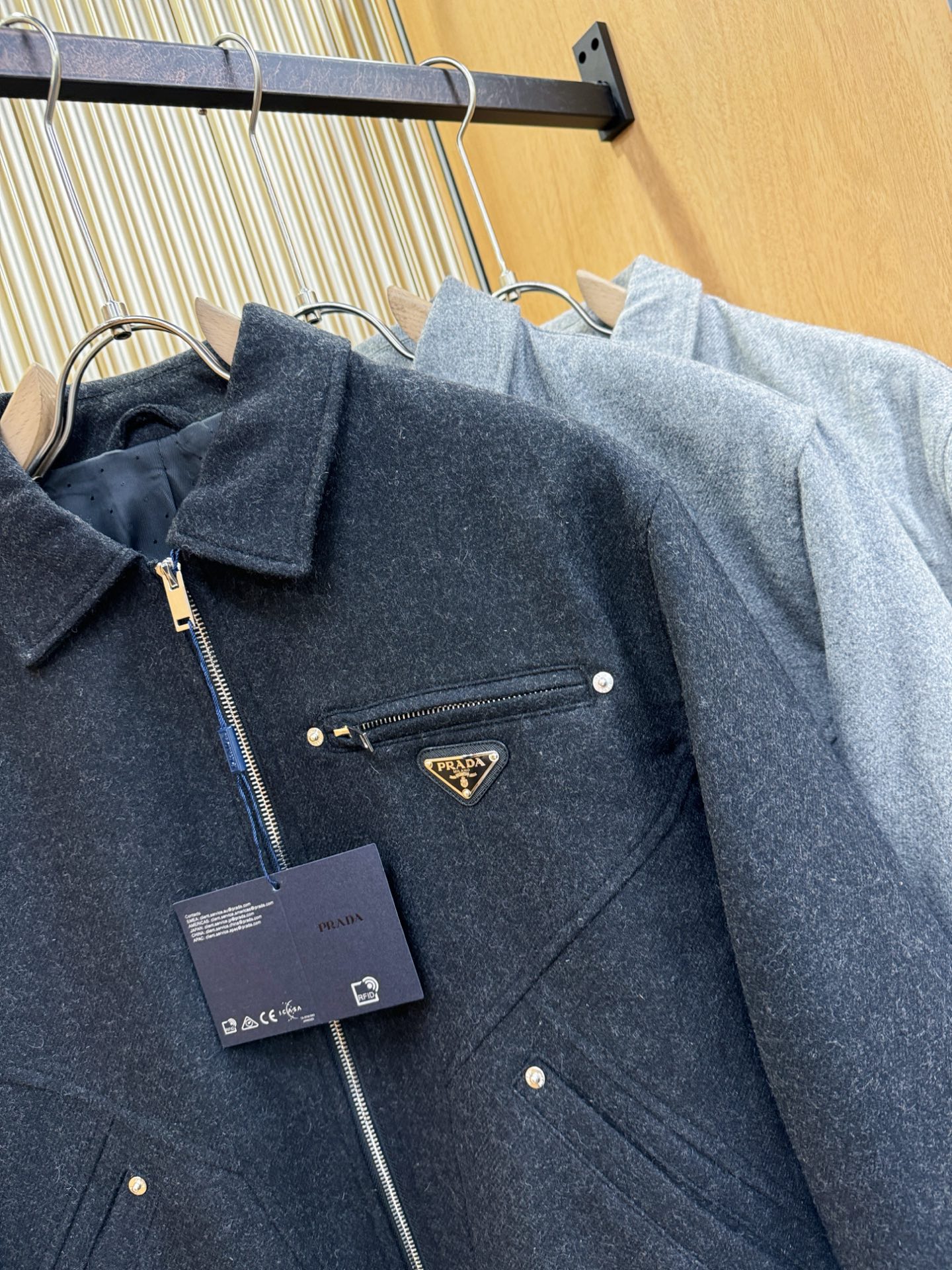 PRADA 普拉达 25ss秋冬新款毛呢外套，超A原单外套！甄选顶级羊毛呢子面料打造。搭配经典Logo设