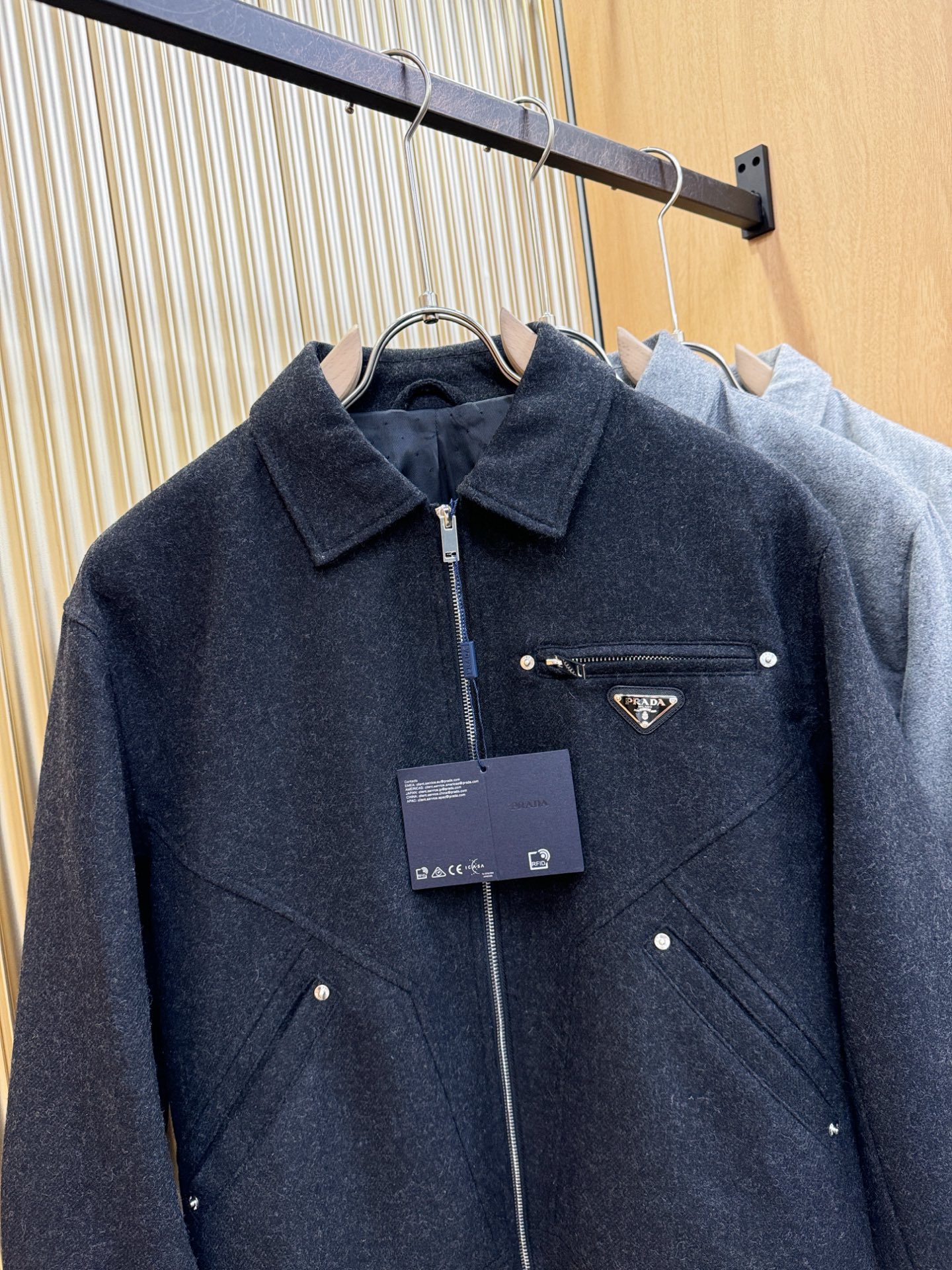 PRADA 普拉达 25ss秋冬新款毛呢外套，超A原单外套！甄选顶级羊毛呢子面料打造。搭配经典Logo设