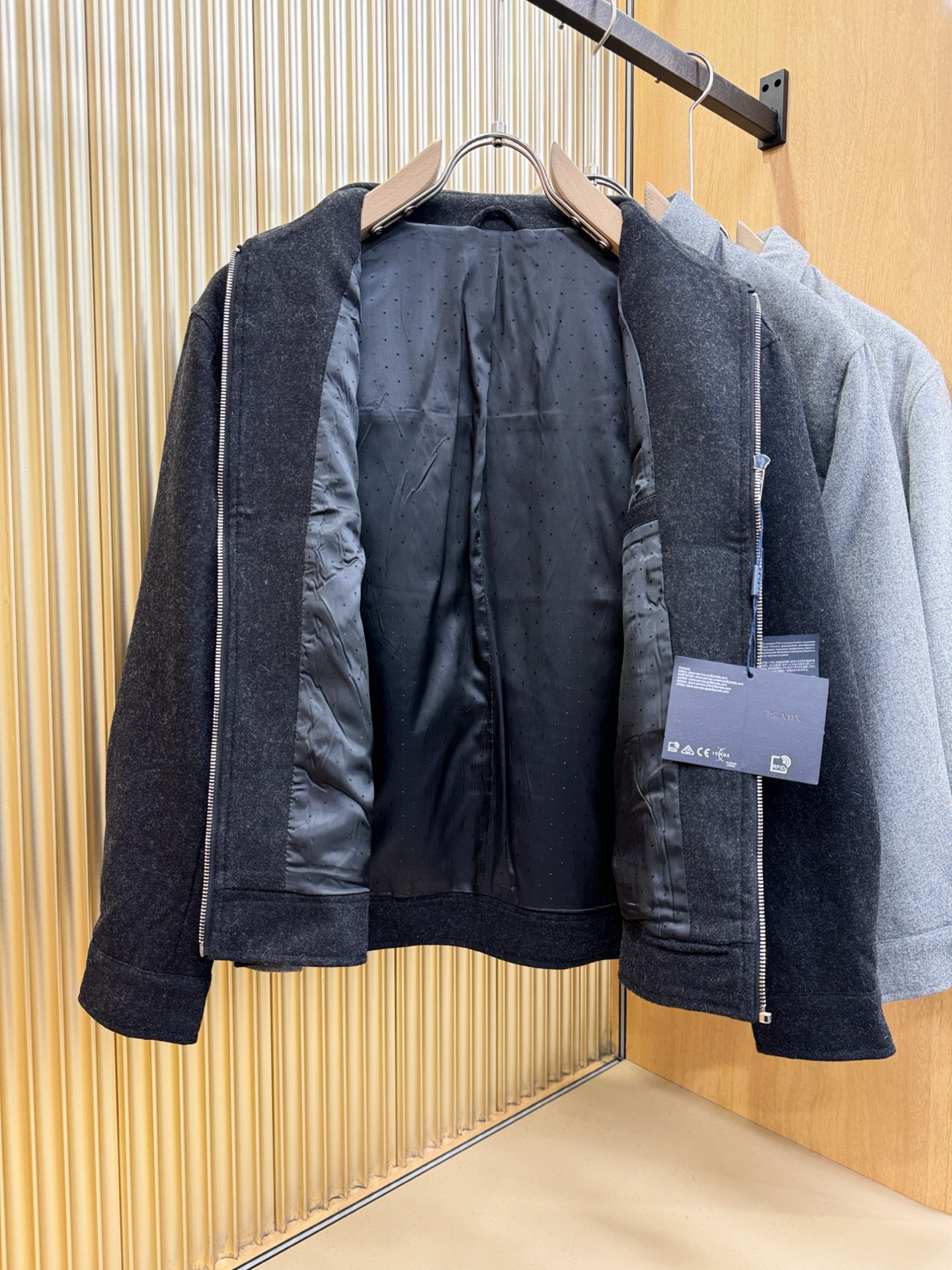 PRADA 普拉达 25ss秋冬新款毛呢外套，超A原单外套！甄选顶级羊毛呢子面料打造。搭配经典Logo设