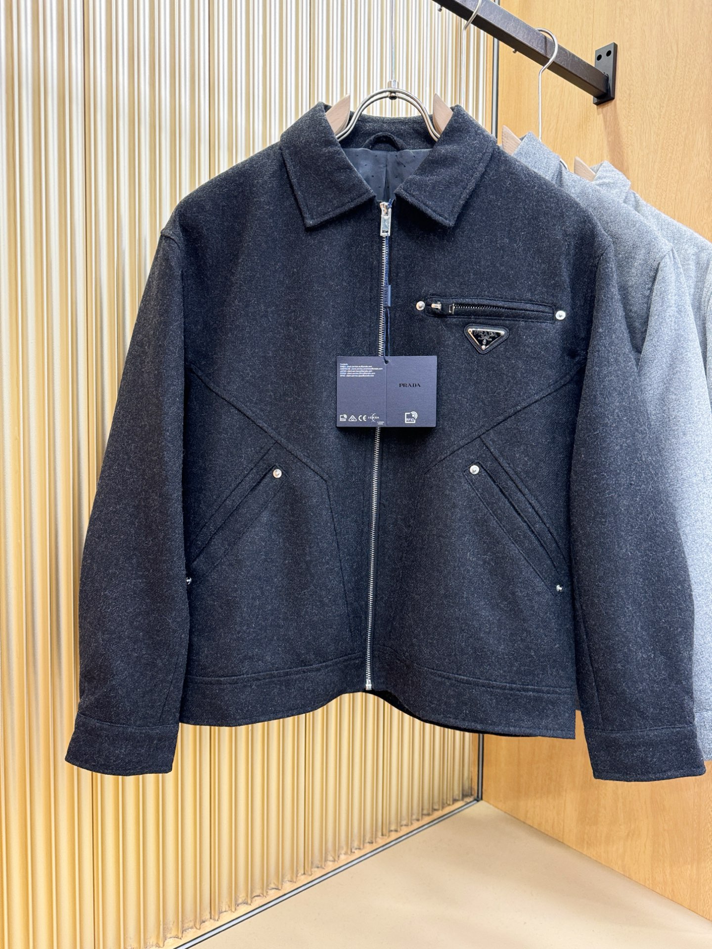 PRADA 普拉达 25ss秋冬新款毛呢外套，超A原单外套！甄选顶级羊毛呢子面料打造。搭配经典Logo设