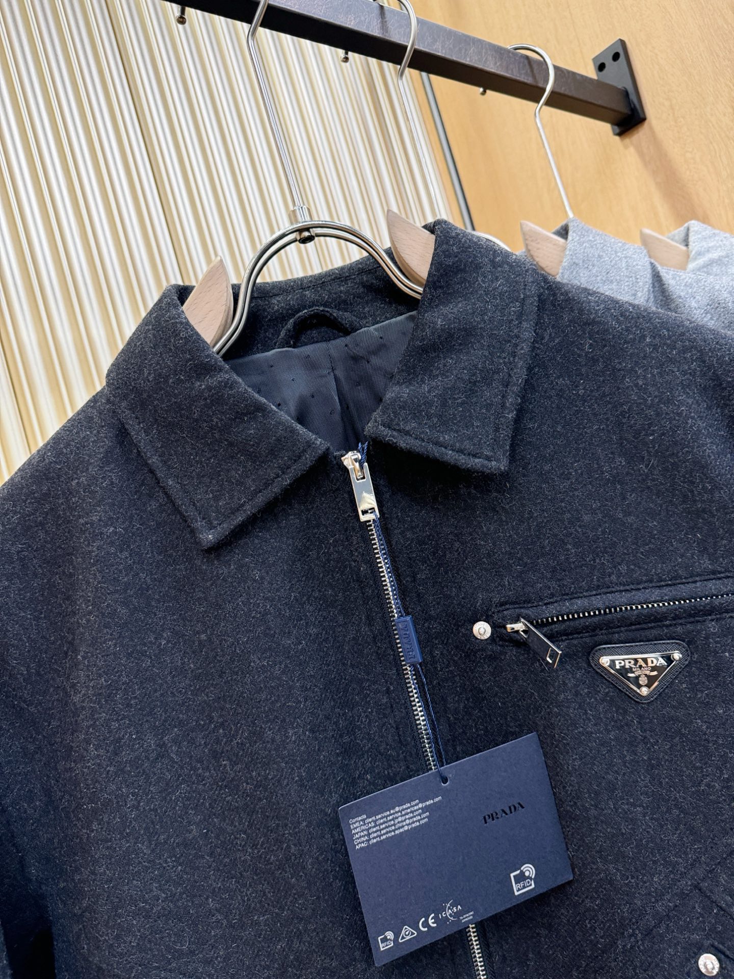 PRADA 普拉达 25ss秋冬新款毛呢外套，超A原单外套！甄选顶级羊毛呢子面料打造。搭配经典Logo设