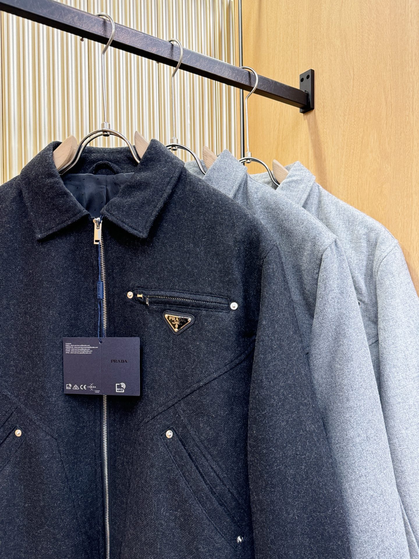 PRADA 普拉达 25ss秋冬新款毛呢外套，超A原单外套！甄选顶级羊毛呢子面料打造。搭配经典Logo设