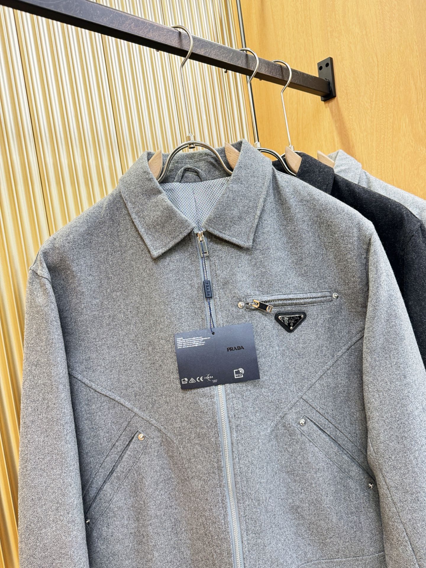 PRADA 普拉达 25ss秋冬新款毛呢外套，超A原单外套！甄选顶级羊毛呢子面料打造。搭配经典Logo设