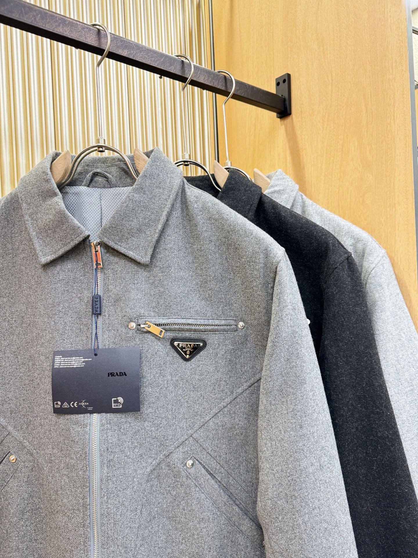 PRADA 普拉达 25ss秋冬新款毛呢外套，超A原单外套！甄选顶级羊毛呢子面料打造。搭配经典Logo设