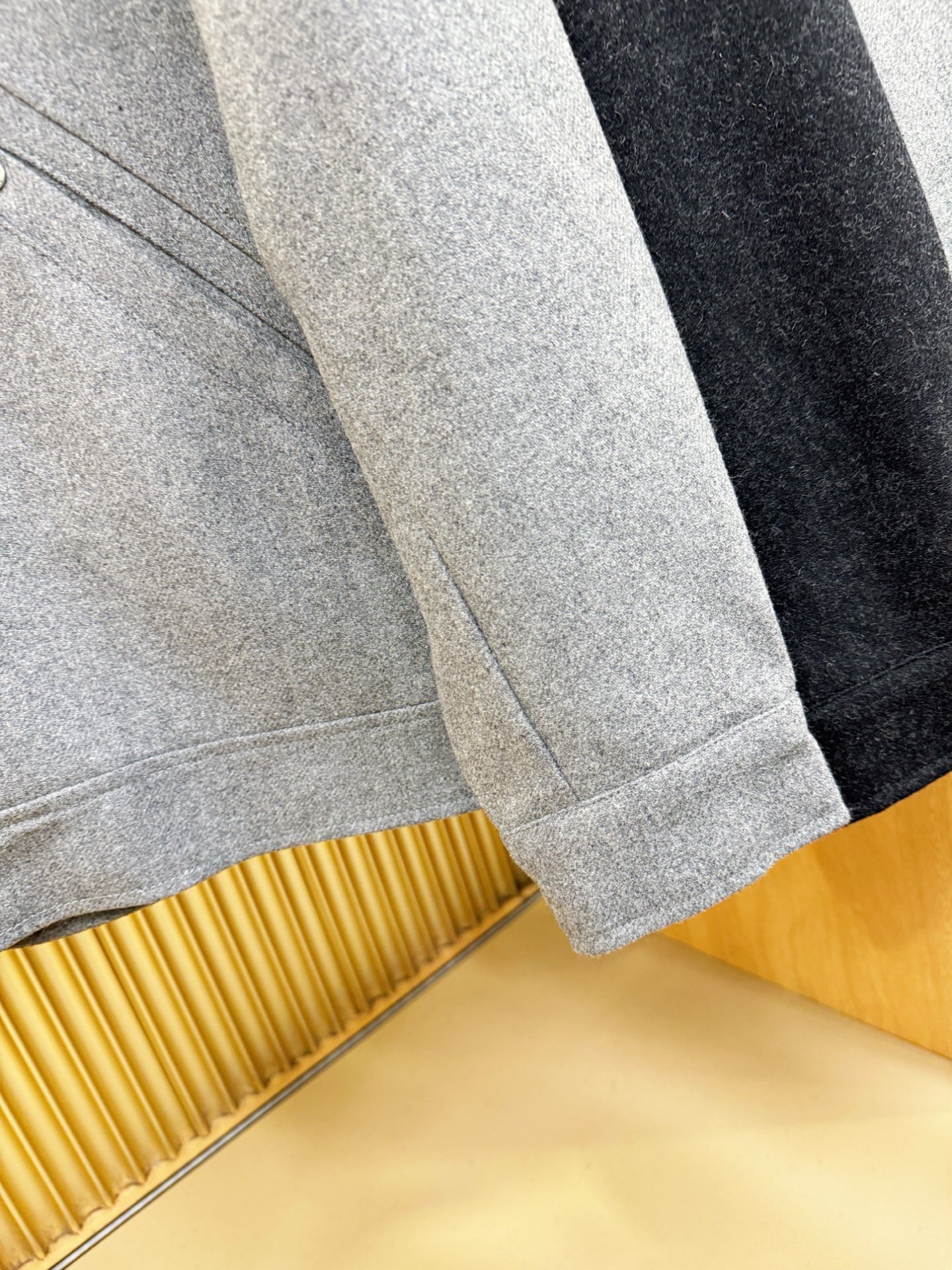 PRADA 普拉达 25ss秋冬新款毛呢外套，超A原单外套！甄选顶级羊毛呢子面料打造。搭配经典Logo设