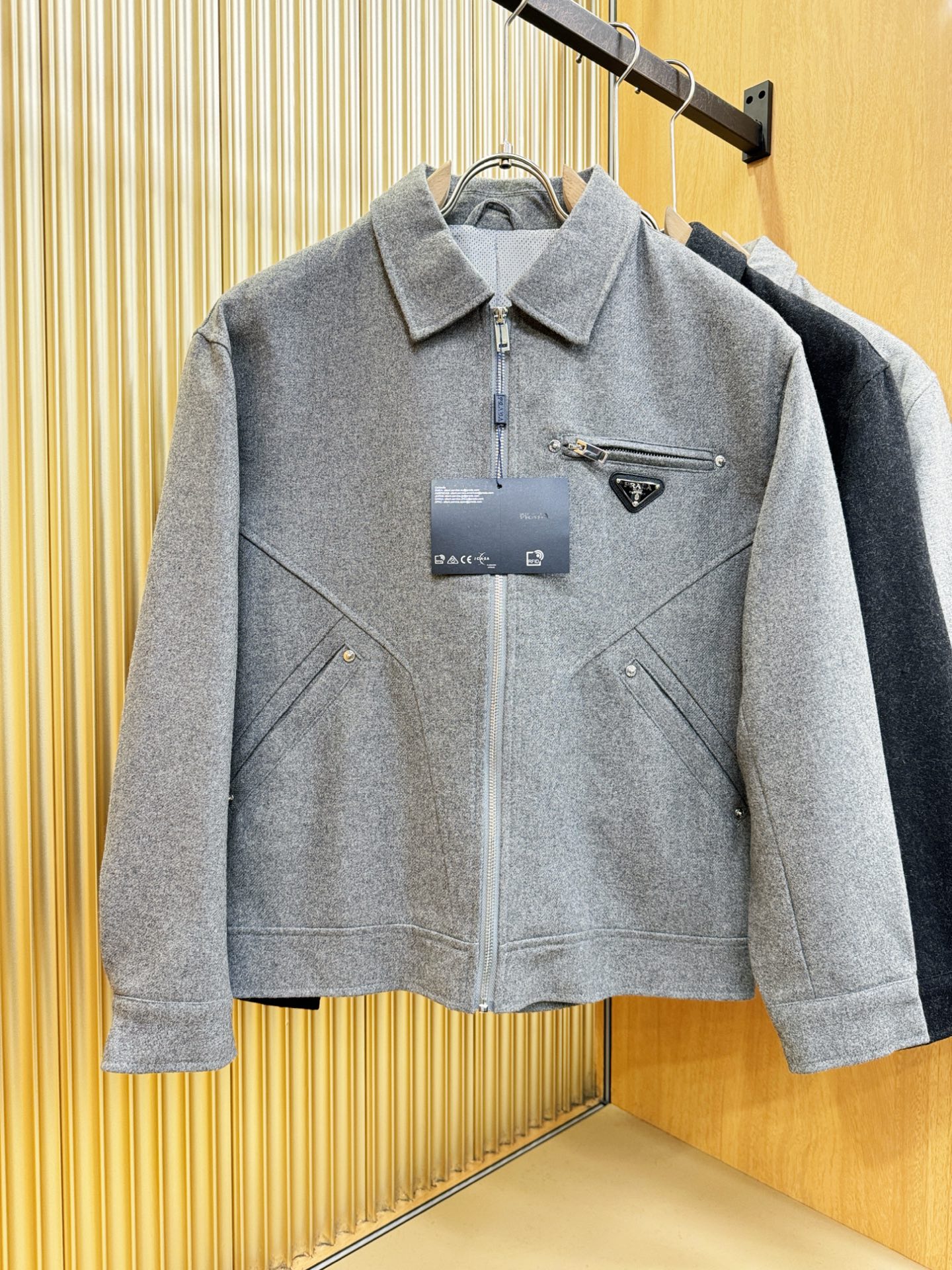 PRADA 普拉达 25ss秋冬新款毛呢外套，超A原单外套！甄选顶级羊毛呢子面料打造。搭配经典Logo设