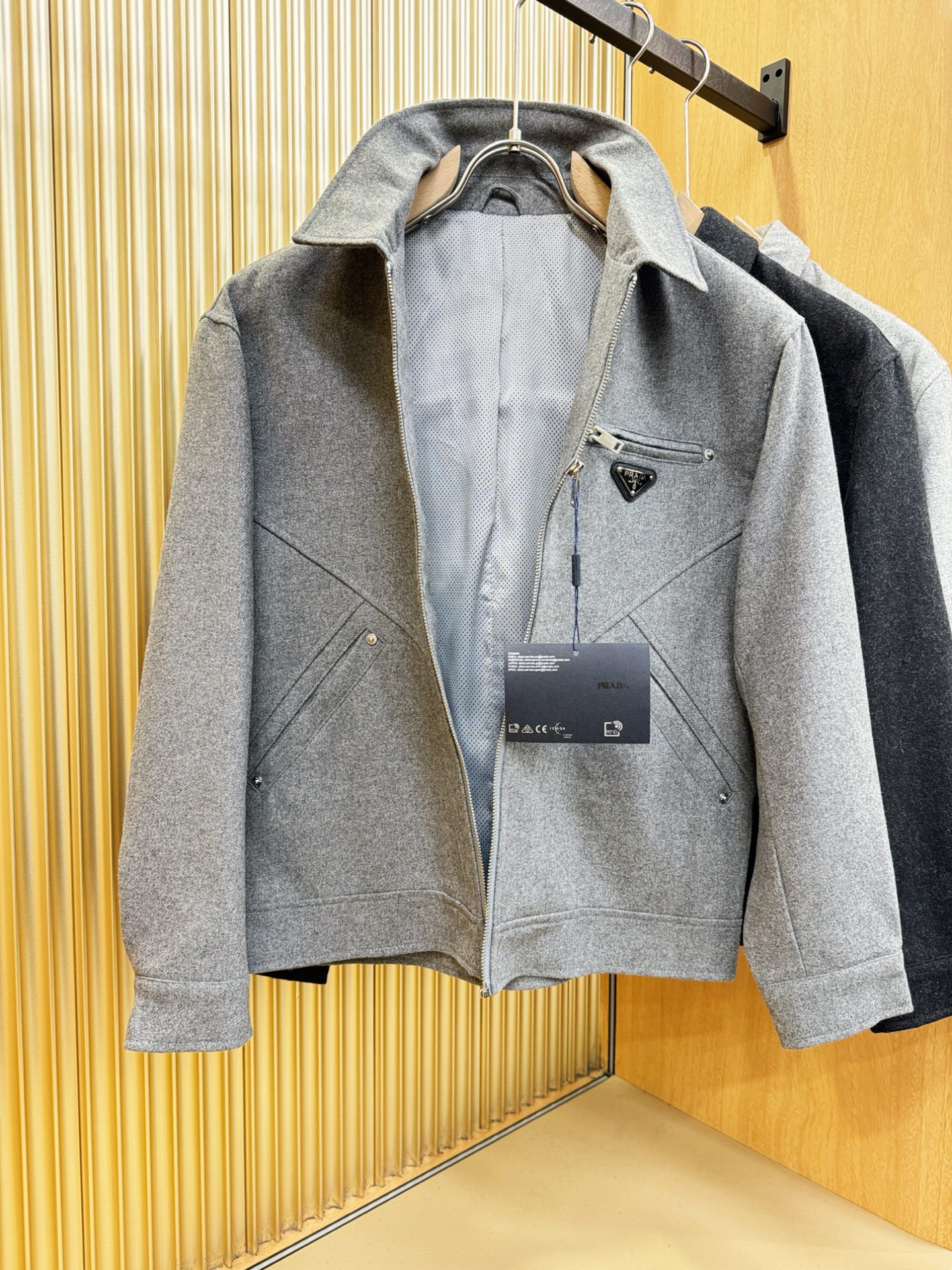 PRADA 普拉达 25ss秋冬新款毛呢外套，超A原单外套！甄选顶级羊毛呢子面料打造。搭配经典Logo设