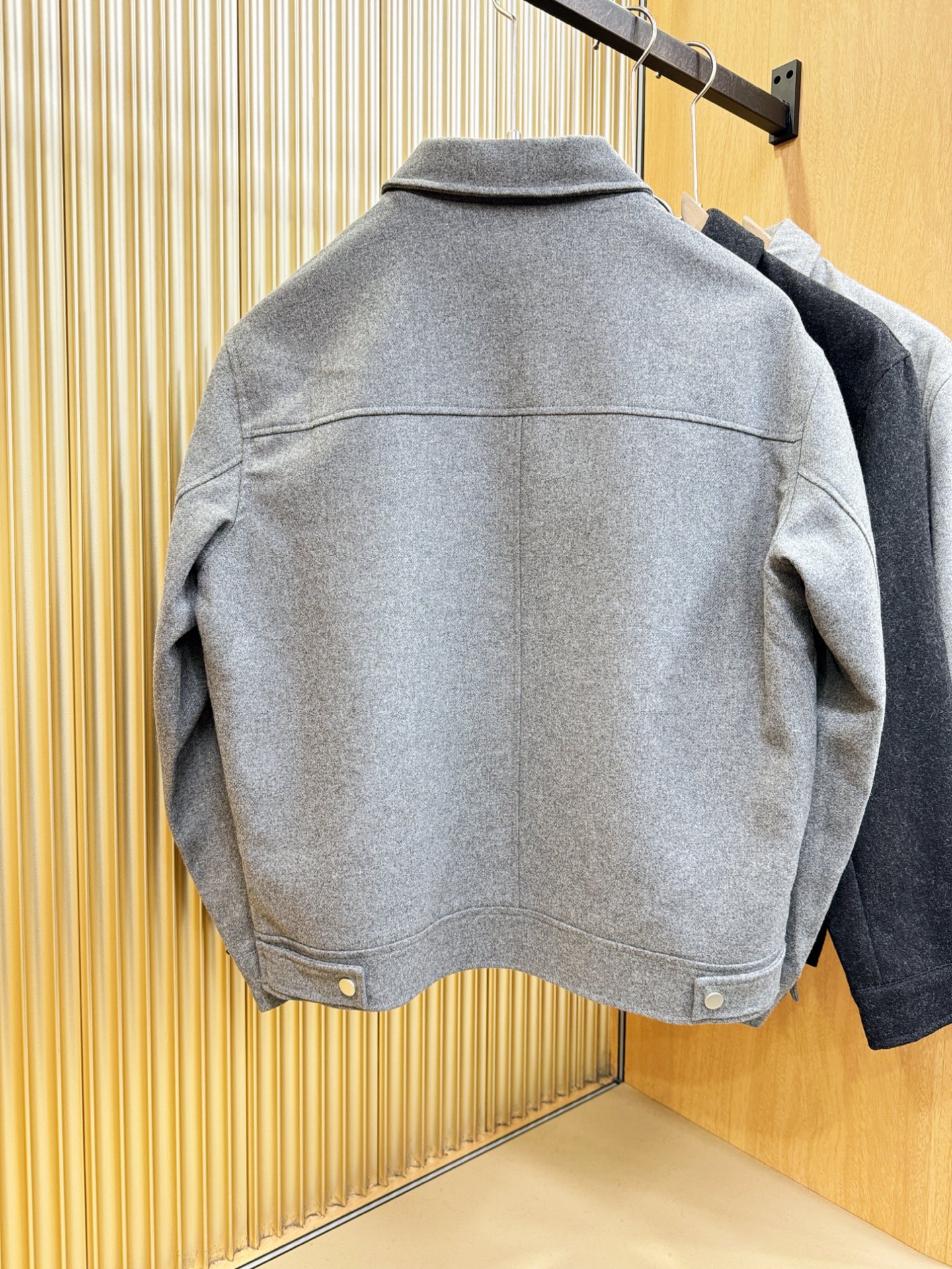 PRADA 普拉达 25ss秋冬新款毛呢外套，超A原单外套！甄选顶级羊毛呢子面料打造。搭配经典Logo设