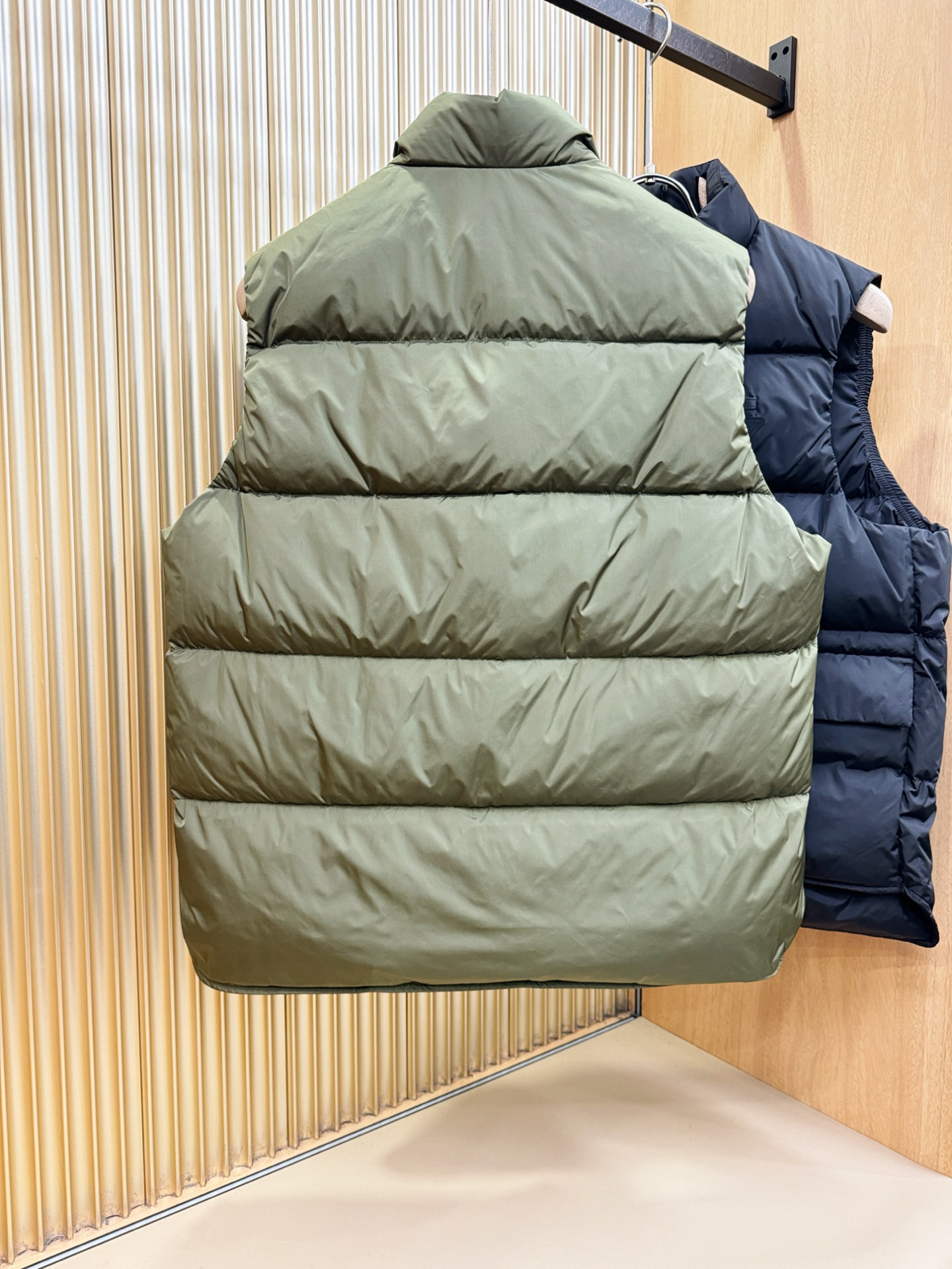 高版本 爆款马甲 PRADA 普拉达 2025新款羽绒马甲 秀场新品，品相非常完美，专柜高科技防水面料，