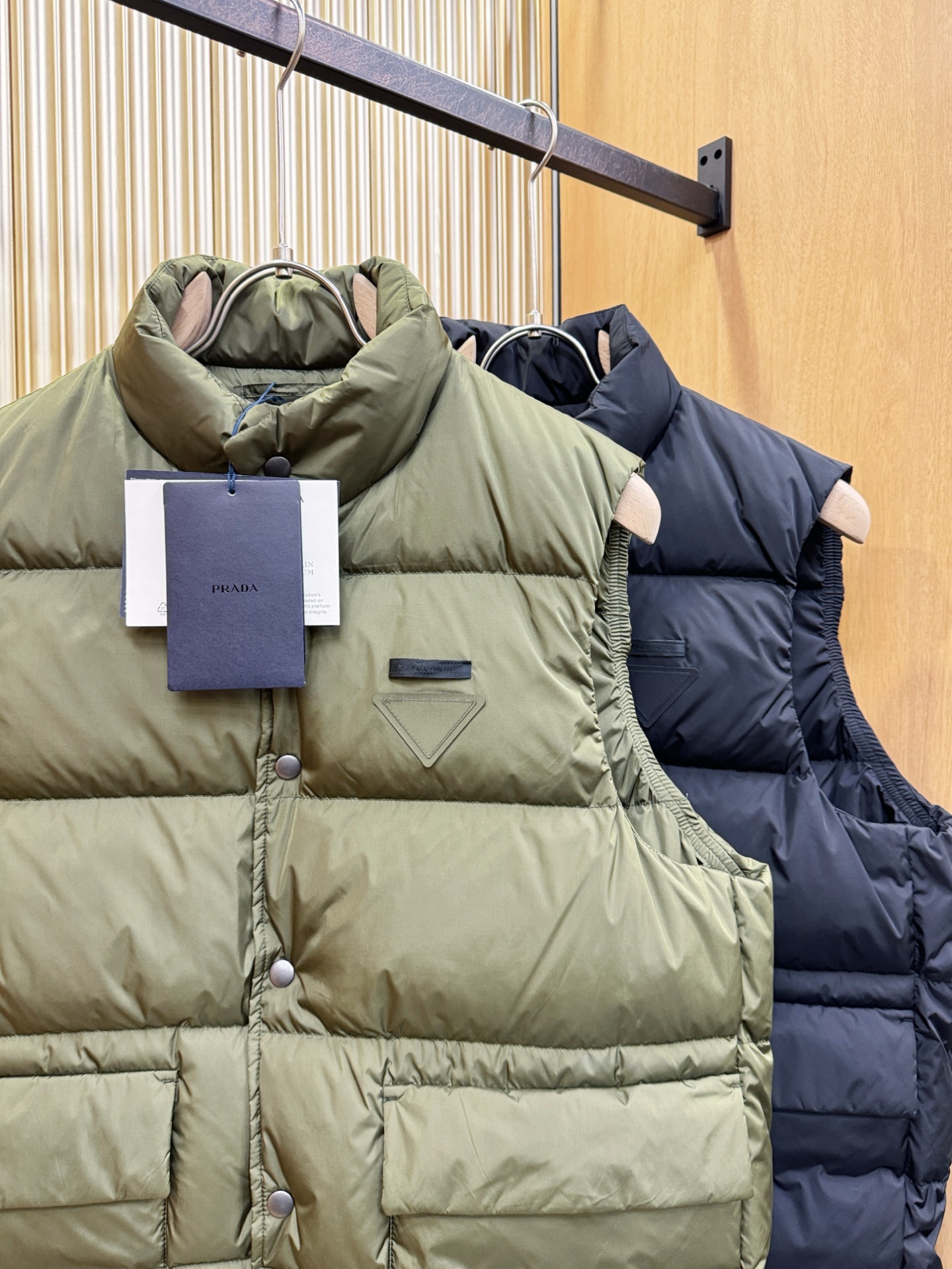 高版本 爆款马甲 PRADA 普拉达 2025新款羽绒马甲 秀场新品，品相非常完美，专柜高科技防水面料，