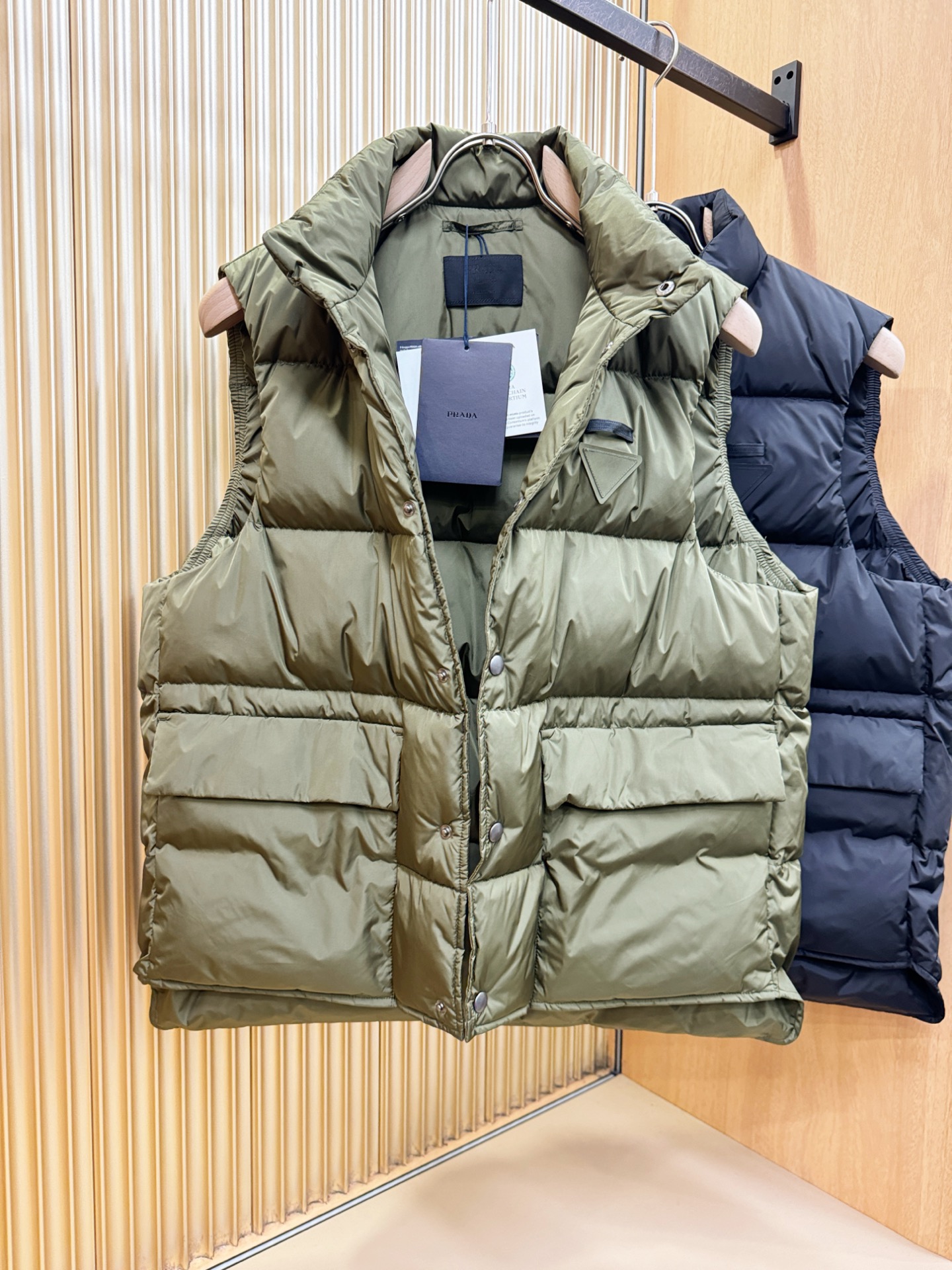 高版本 爆款马甲 PRADA 普拉达 2025新款羽绒马甲 秀场新品，品相非常完美，专柜高科技防水面料，