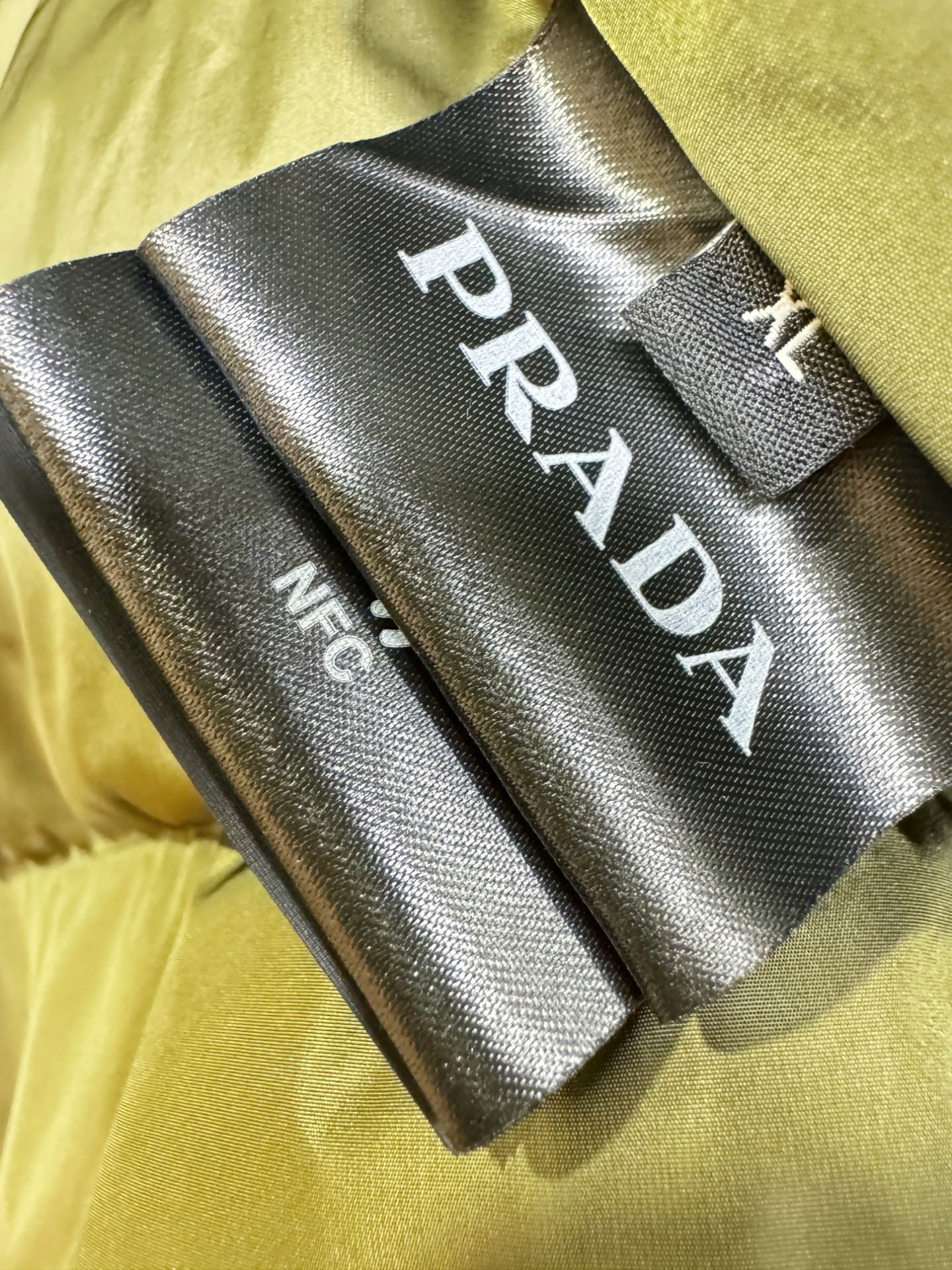 高版本 爆款马甲 PRADA 普拉达 2025新款羽绒马甲 秀场新品，品相非常完美，专柜高科技防水面料，