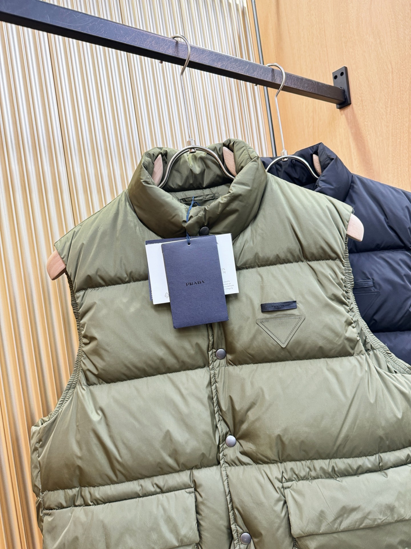 高版本 爆款马甲 PRADA 普拉达 2025新款羽绒马甲 秀场新品，品相非常完美，专柜高科技防水面料，