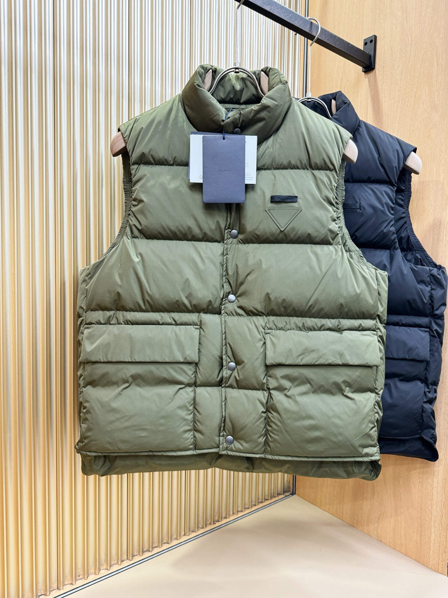 高版本 爆款马甲 PRADA 普拉达 2025新款羽绒马甲 秀场新品，品相非常完美，专柜高科技防水面料，