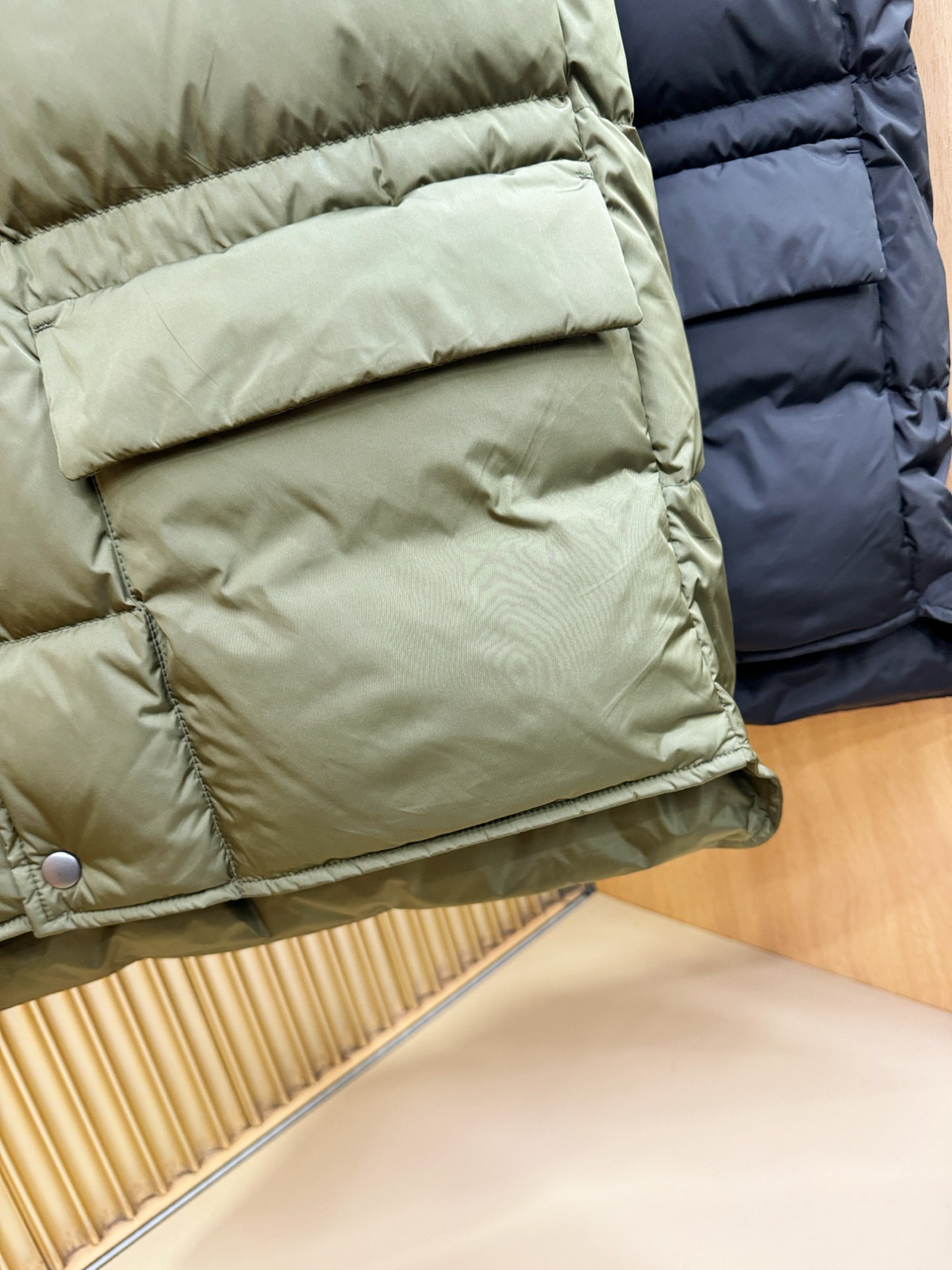 高版本 爆款马甲 PRADA 普拉达 2025新款羽绒马甲 秀场新品，品相非常完美，专柜高科技防水面料，