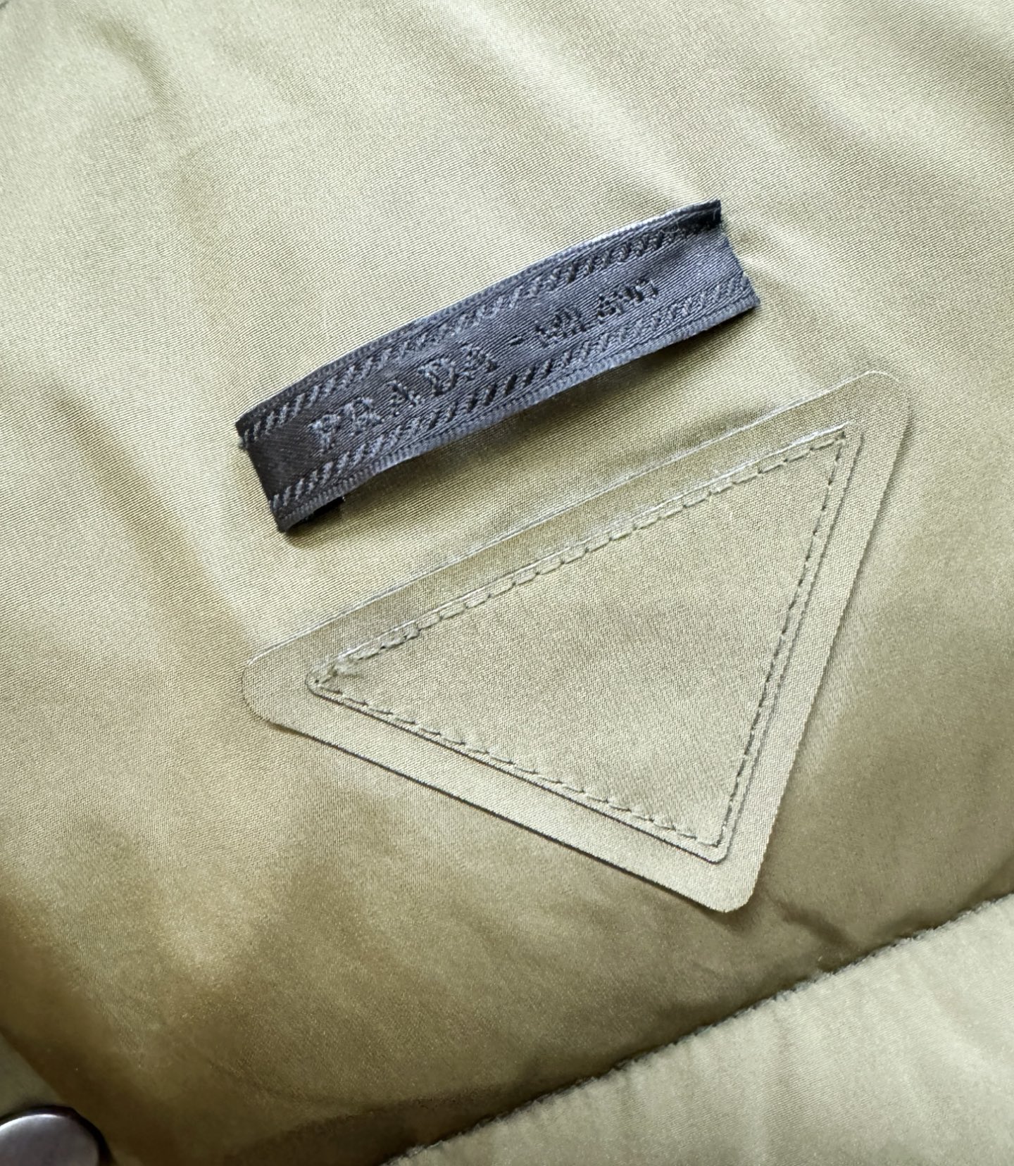 高版本 爆款马甲 PRADA 普拉达 2025新款羽绒马甲 秀场新品，品相非常完美，专柜高科技防水面料，