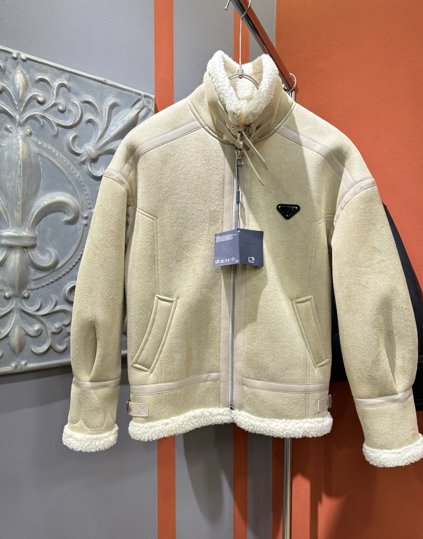 PRADA 普拉达 新品皮毛一体，原生态人造皮面料；100%进口皮毛一体！采用进口人造皮皮料！皮料品质相