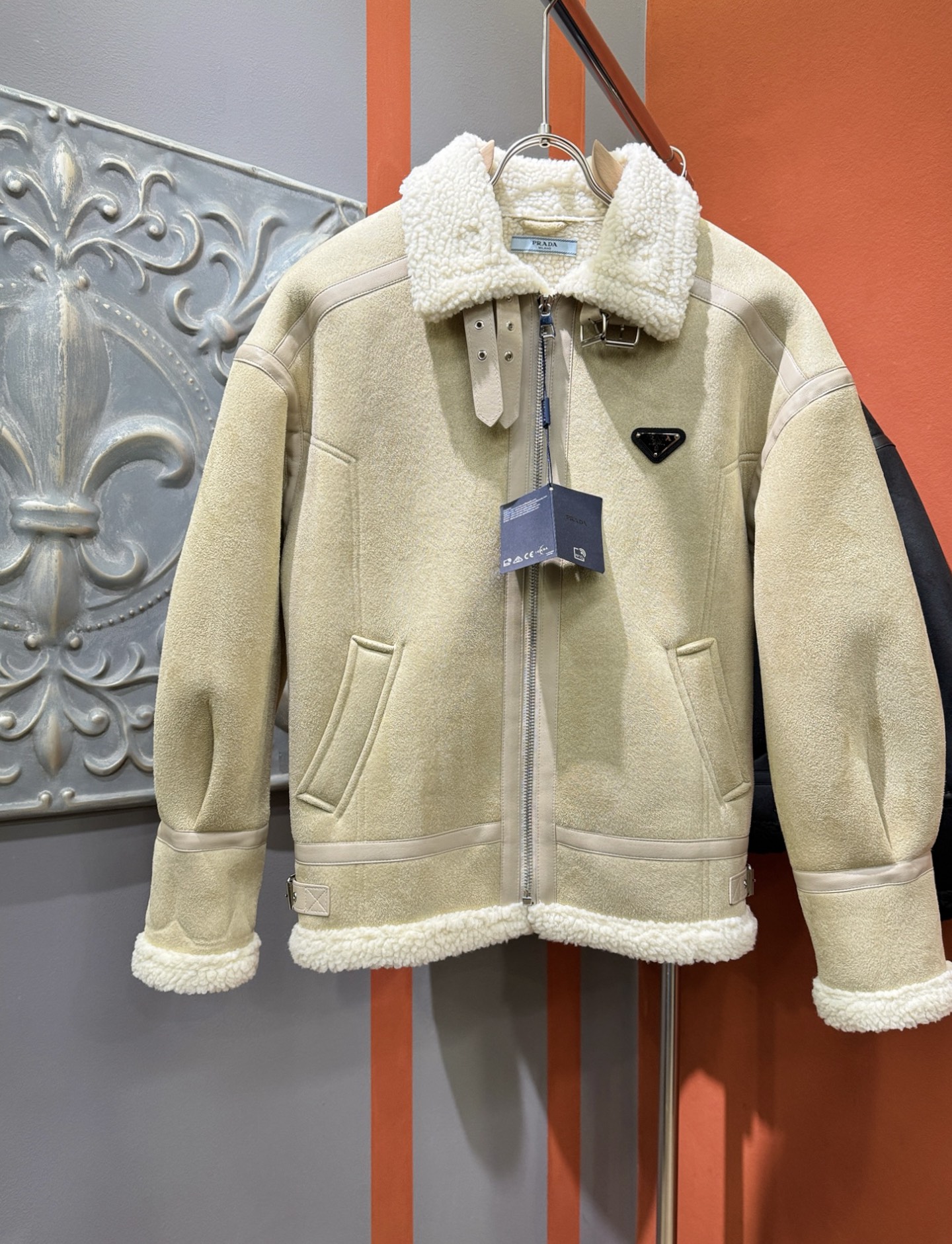 PRADA 普拉达 新品皮毛一体，原生态人造皮面料；100%进口皮毛一体！采用进口人造皮皮料！皮料品质相