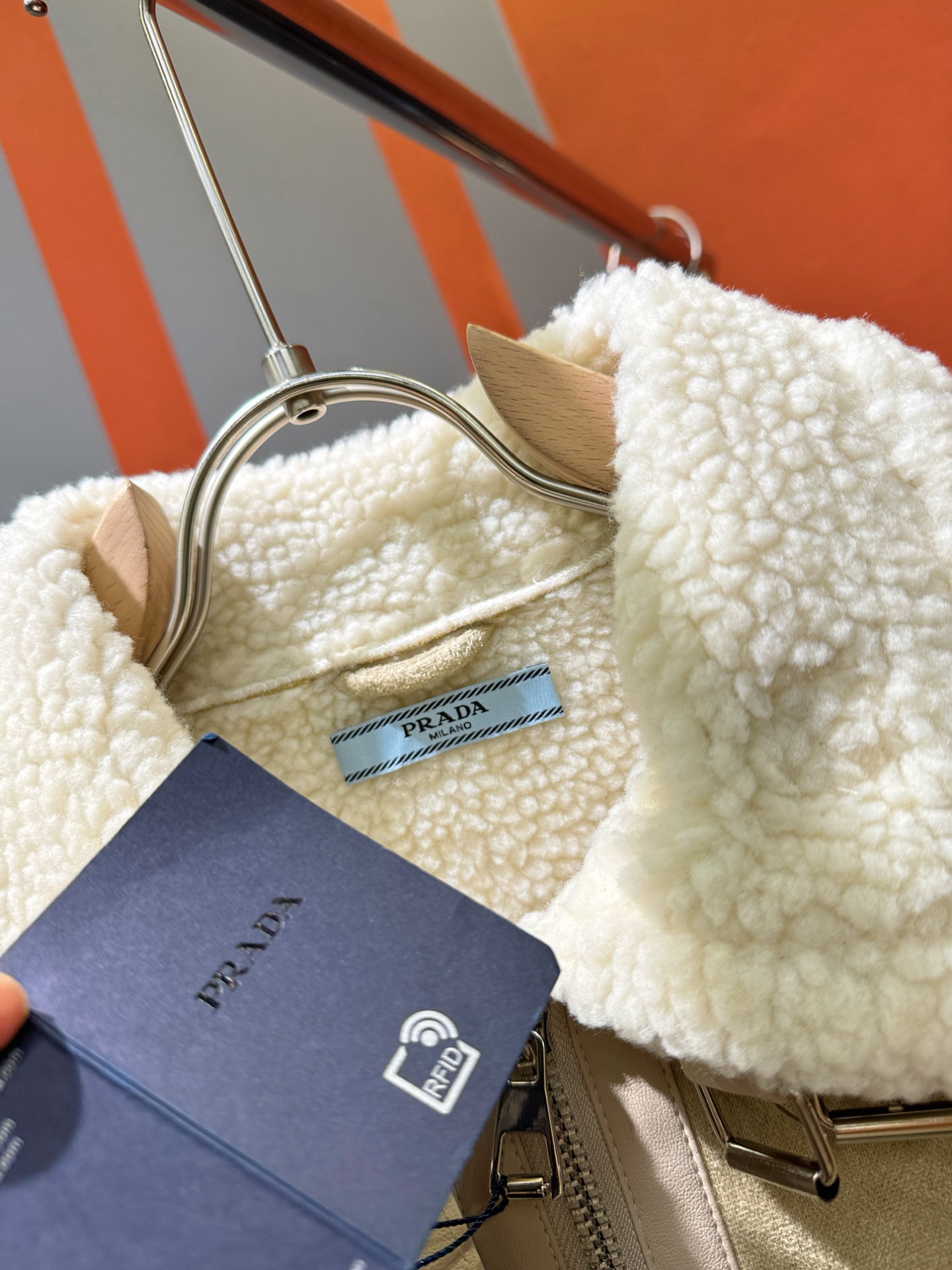 PRADA 普拉达 新品皮毛一体，原生态人造皮面料；100%进口皮毛一体！采用进口人造皮皮料！皮料品质相