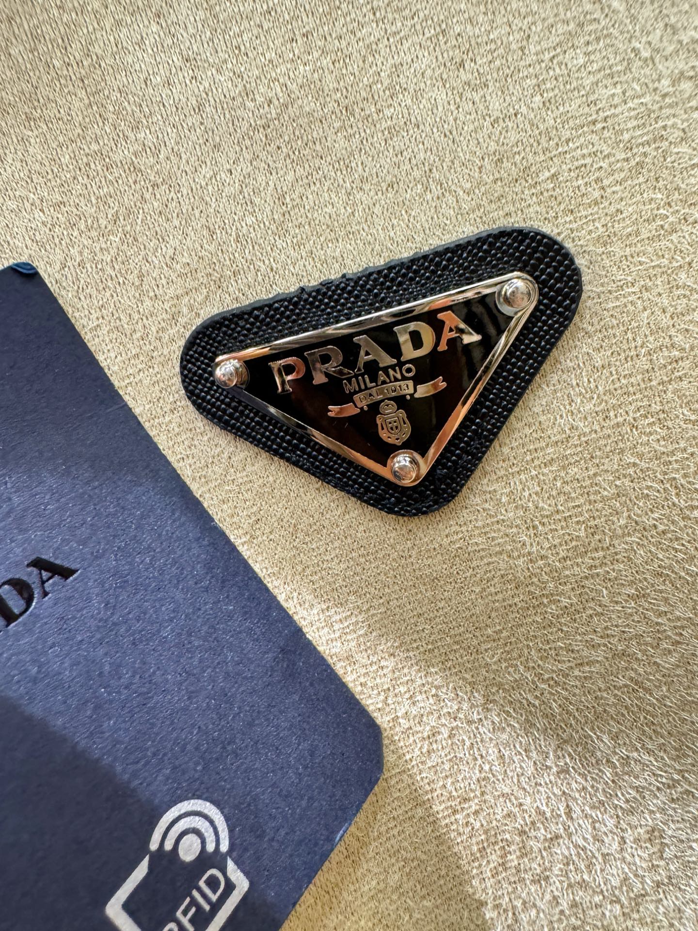 PRADA 普拉达 新品皮毛一体，原生态人造皮面料；100%进口皮毛一体！采用进口人造皮皮料！皮料品质相
