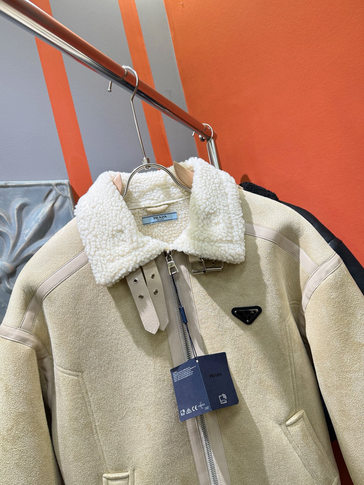 PRADA 普拉达 新品皮毛一体，原生态人造皮面料；100%进口皮毛一体！采用进口人造皮皮料！皮料品质相