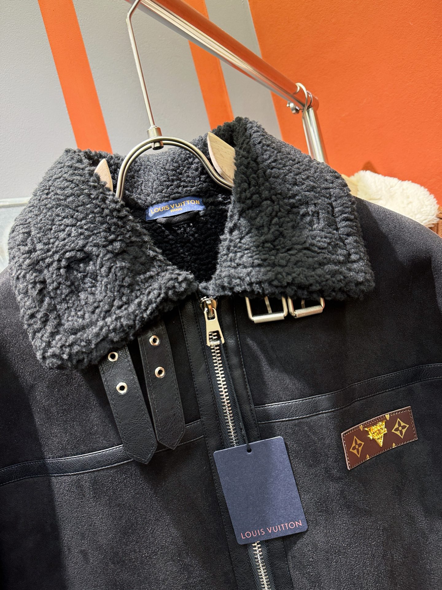 LV路易威登 新品皮毛一体，原生态人造皮面料；100%进口皮毛一体！采用进口人造皮！皮料品质相当高级。内