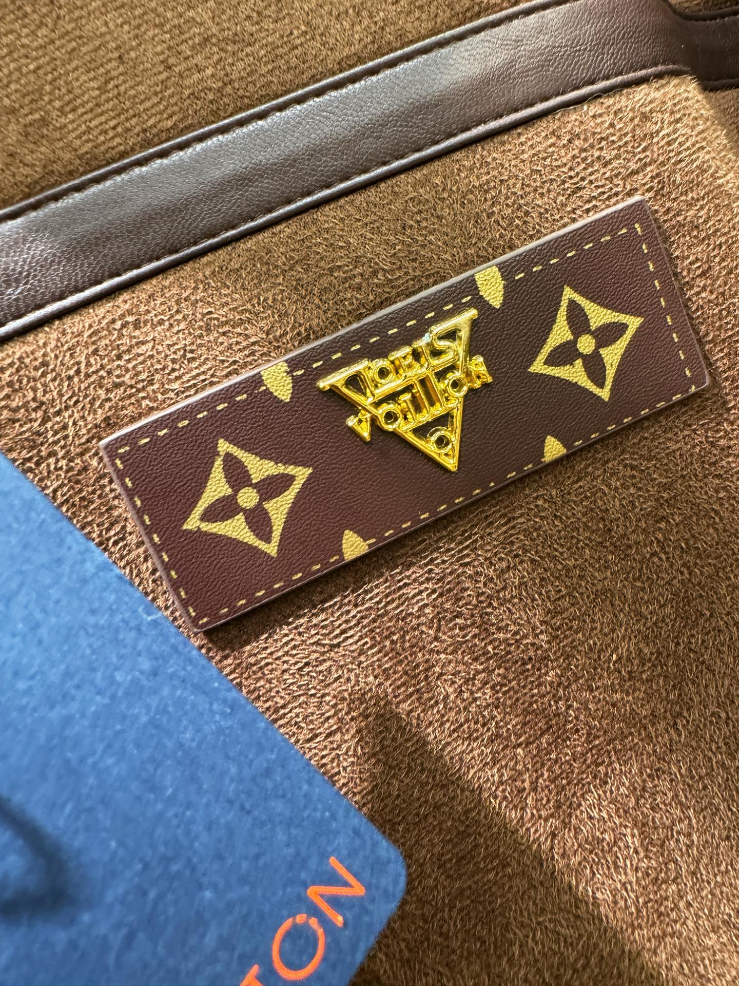 LV路易威登 新品皮毛一体，原生态人造皮面料；100%进口皮毛一体！采用进口人造皮皮料！皮料品质相当高级