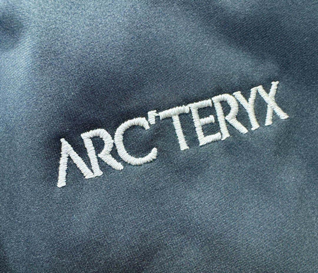 ARC‘TERYX/始祖鸟 秋冬新款防寒机能羽绒裤，经典羽绒长裤，防风防雨雪，内里大朵绒填充，舒适保暖。