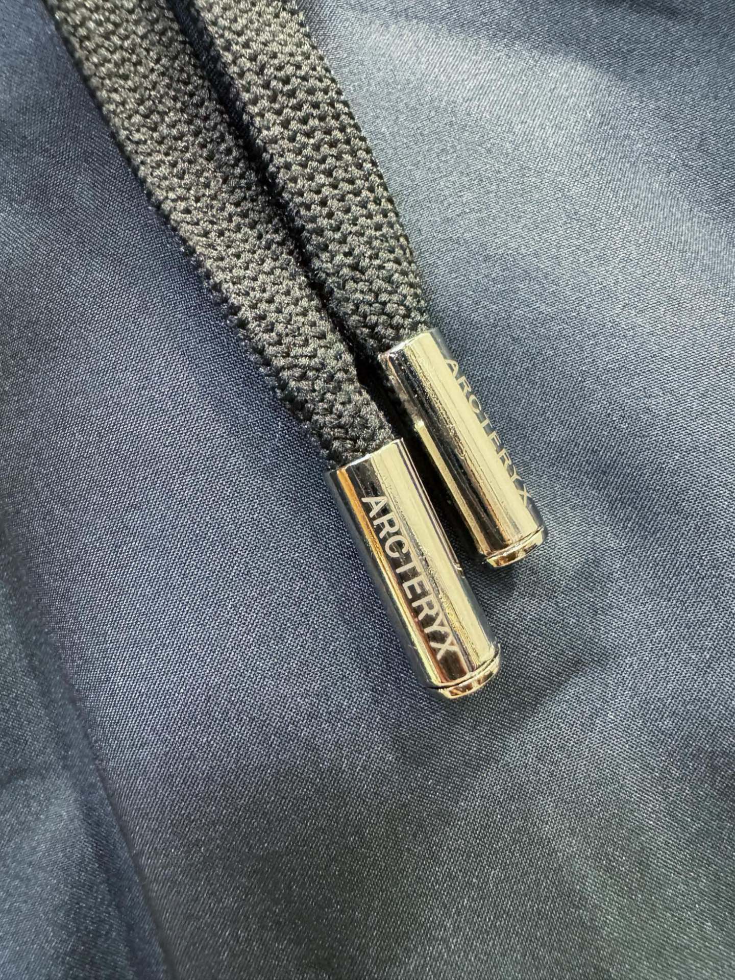 ARC‘TERYX/始祖鸟 秋冬新款防寒机能羽绒裤，经典羽绒长裤，防风防雨雪，内里大朵绒填充，舒适保暖。