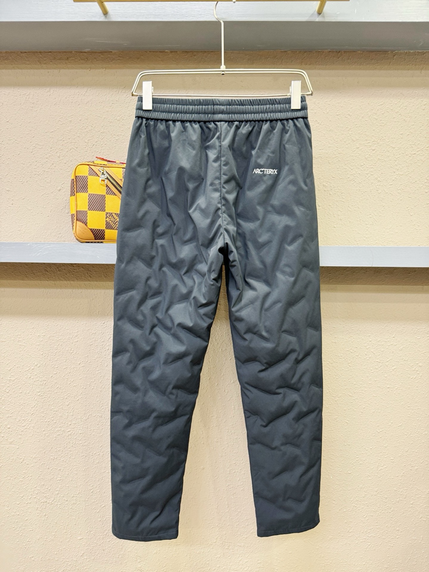 ARC‘TERYX/始祖鸟 秋冬新款防寒机能羽绒裤，经典羽绒长裤，防风防雨雪，内里大朵绒填充，舒适保暖。