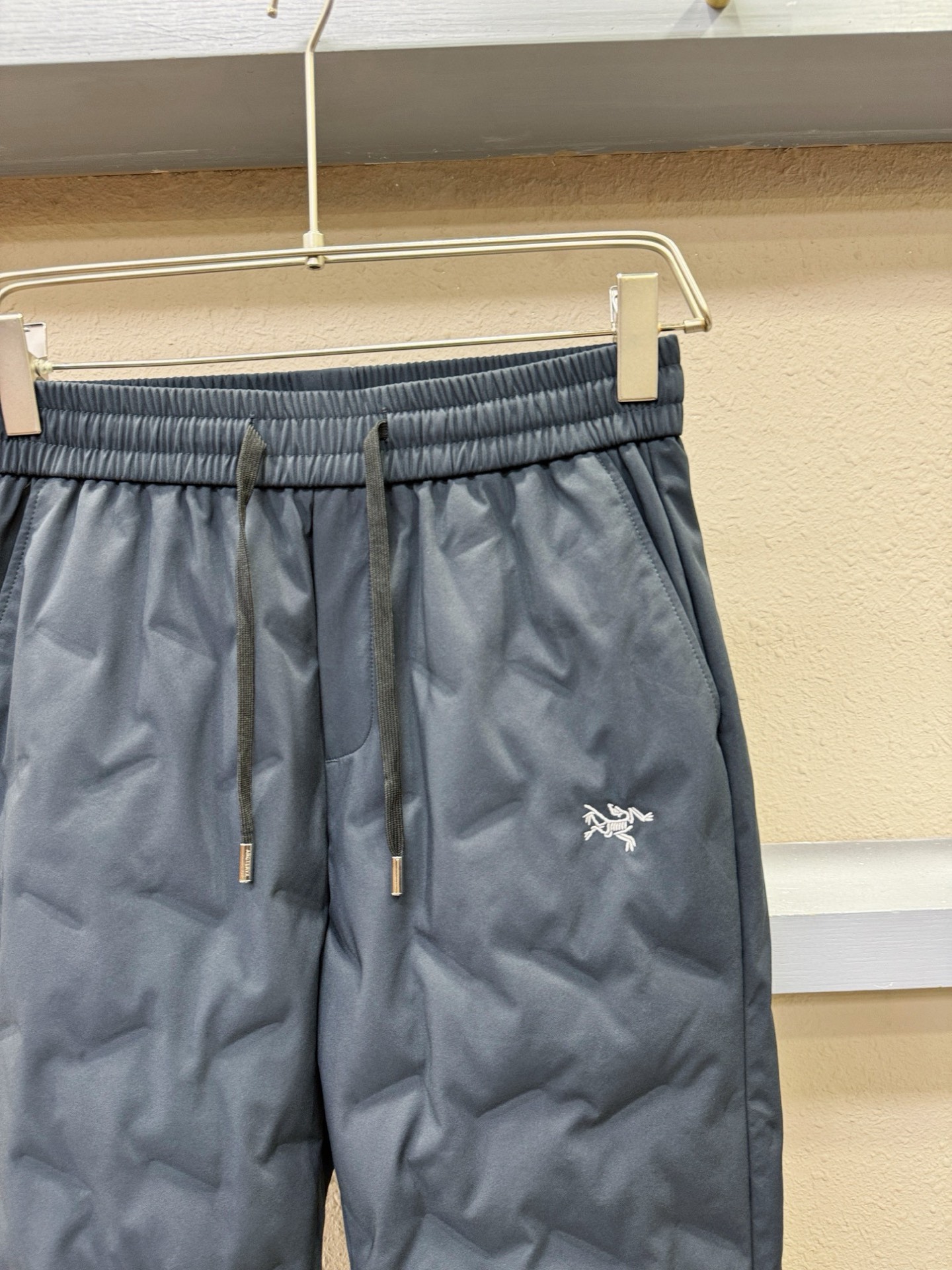 ARC‘TERYX/始祖鸟 秋冬新款防寒机能羽绒裤，经典羽绒长裤，防风防雨雪，内里大朵绒填充，舒适保暖。