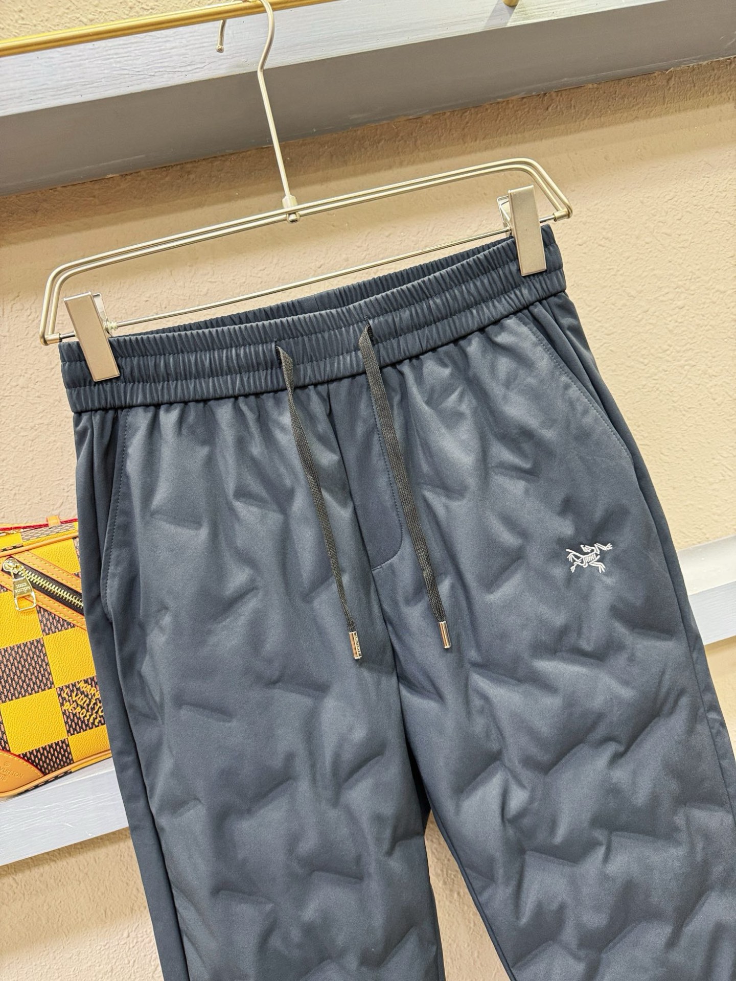 ARC‘TERYX/始祖鸟 秋冬新款防寒机能羽绒裤，经典羽绒长裤，防风防雨雪，内里大朵绒填充，舒适保暖。