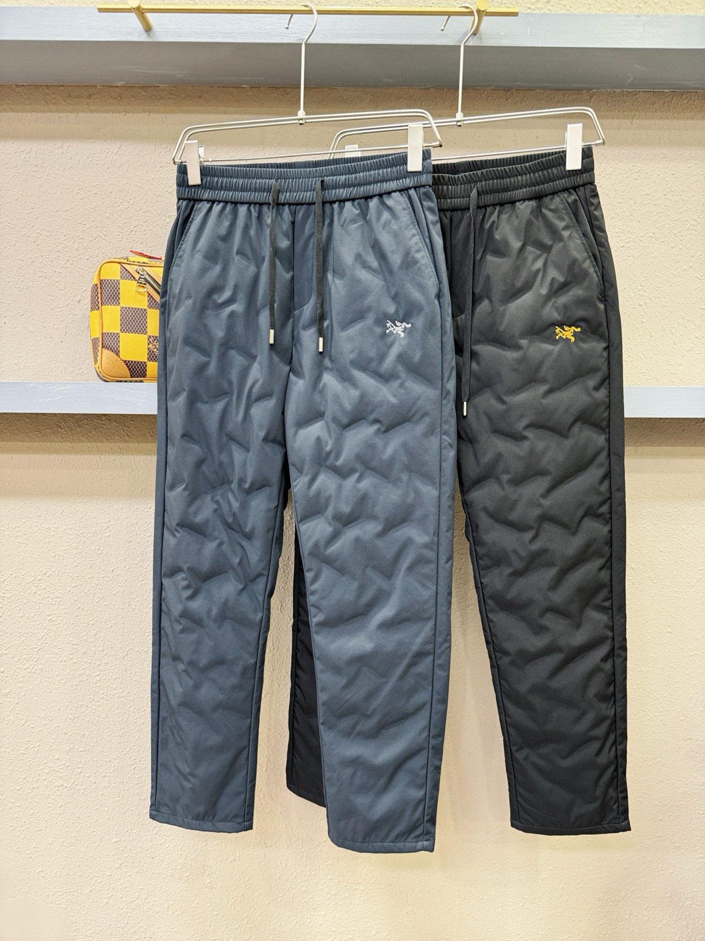 ARC‘TERYX/始祖鸟 秋冬新款防寒机能羽绒裤，经典羽绒长裤，防风防雨雪，内里大朵绒填充，舒适保暖。