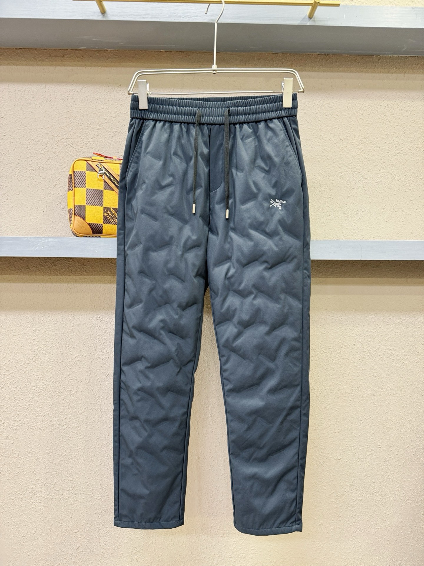 ARC‘TERYX/始祖鸟 秋冬新款防寒机能羽绒裤，经典羽绒长裤，防风防雨雪，内里大朵绒填充，舒适保暖。