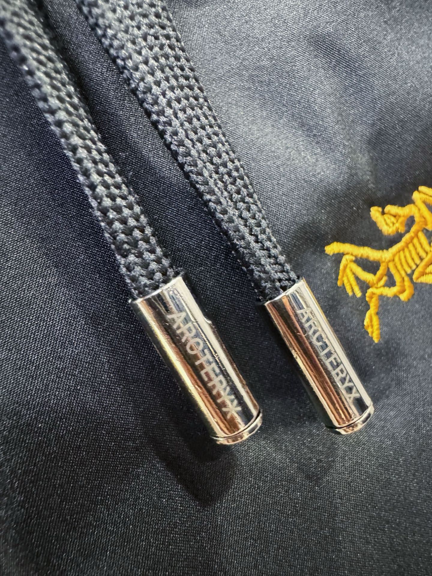 ARC‘TERYX/始祖鸟 秋冬新款防寒机能羽绒裤，经典羽绒长裤，防风防雨雪，内里大朵绒填充，舒适保暖。