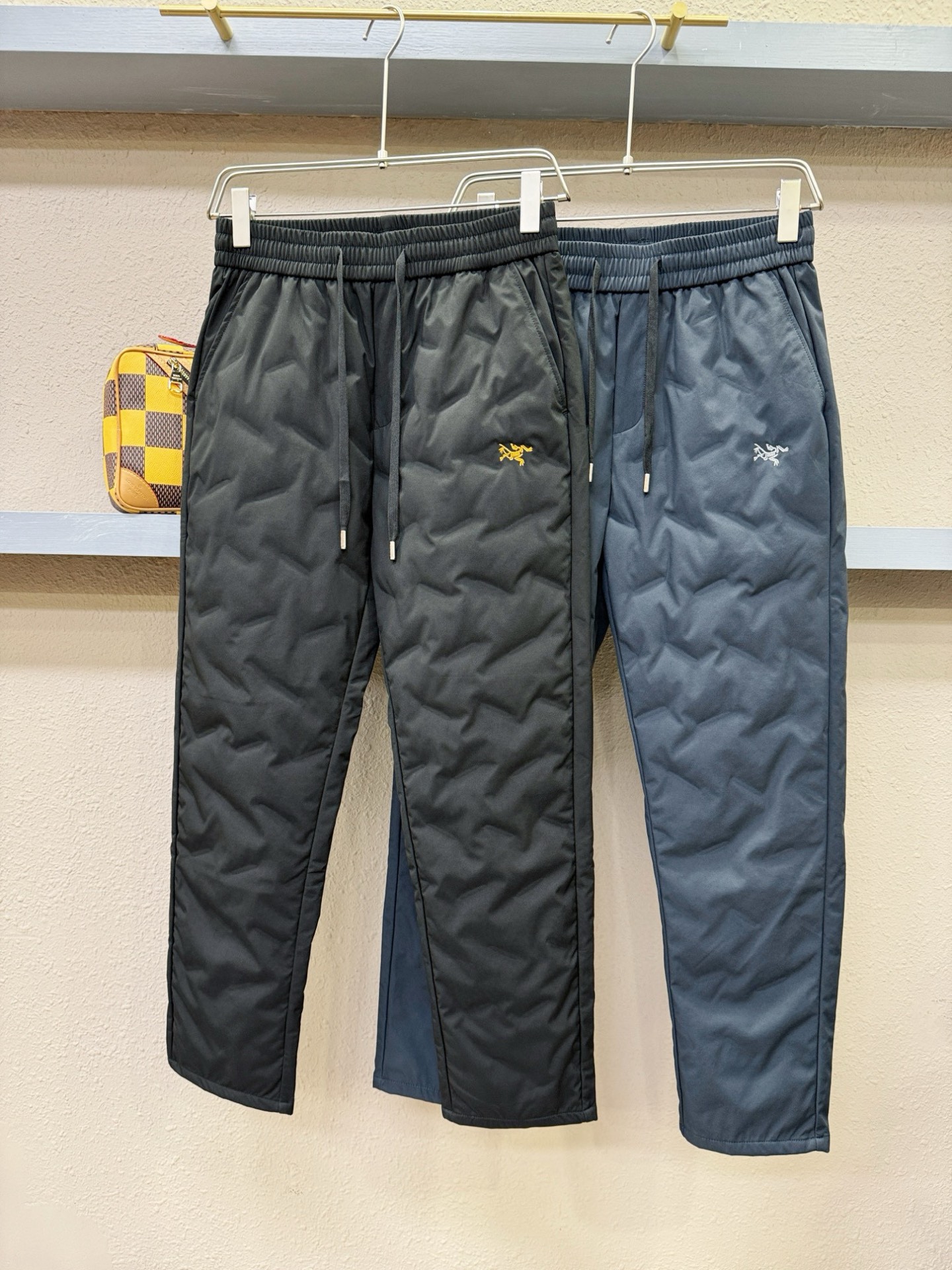 ARC‘TERYX/始祖鸟 秋冬新款防寒机能羽绒裤，经典羽绒长裤，防风防雨雪，内里大朵绒填充，舒适保暖。