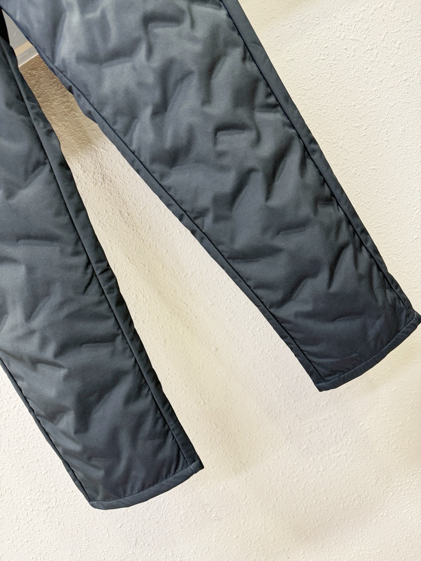 ARC‘TERYX/始祖鸟 秋冬新款防寒机能羽绒裤，经典羽绒长裤，防风防雨雪，内里大朵绒填充，舒适保暖。