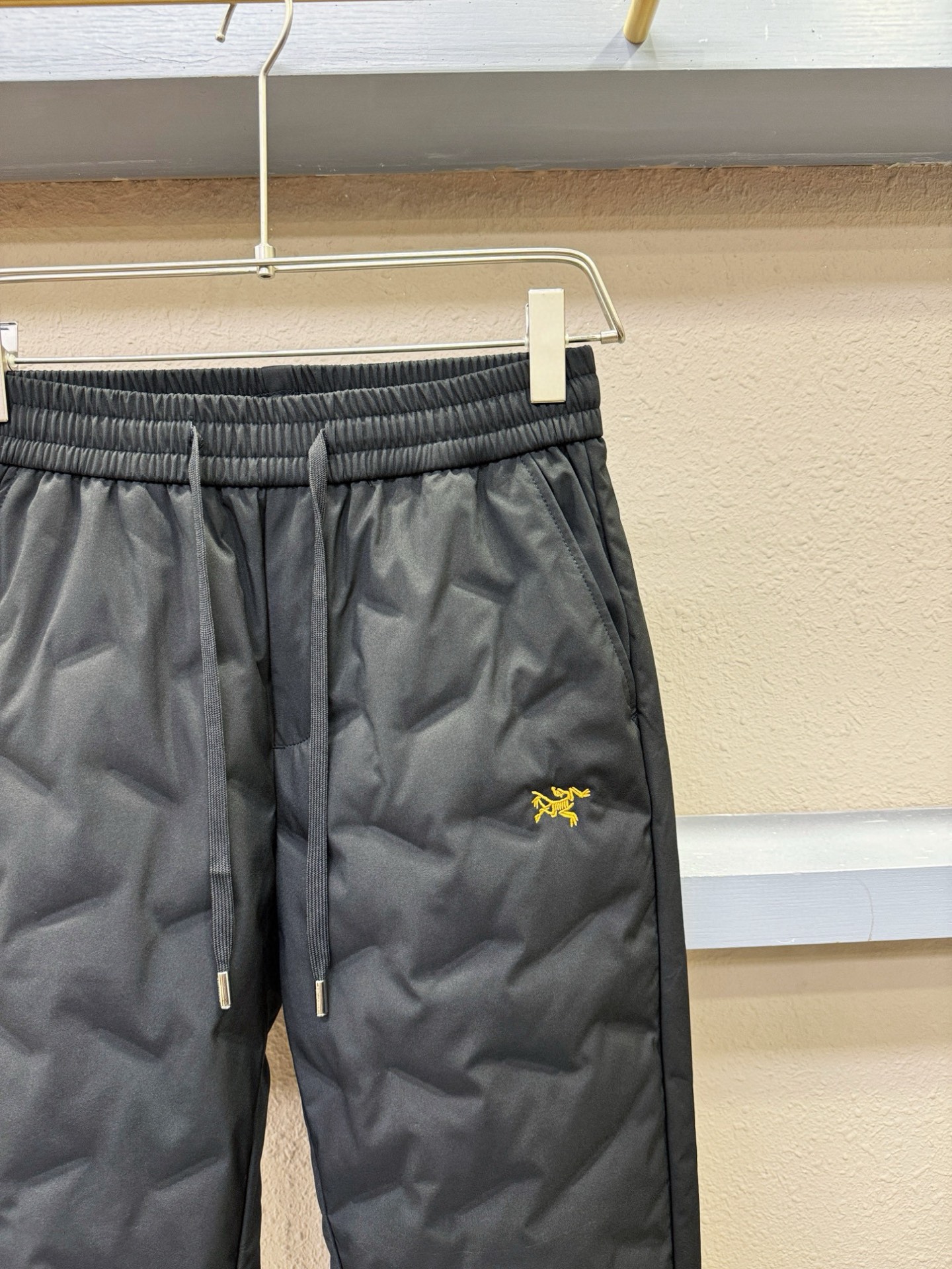 ARC‘TERYX/始祖鸟 秋冬新款防寒机能羽绒裤，经典羽绒长裤，防风防雨雪，内里大朵绒填充，舒适保暖。